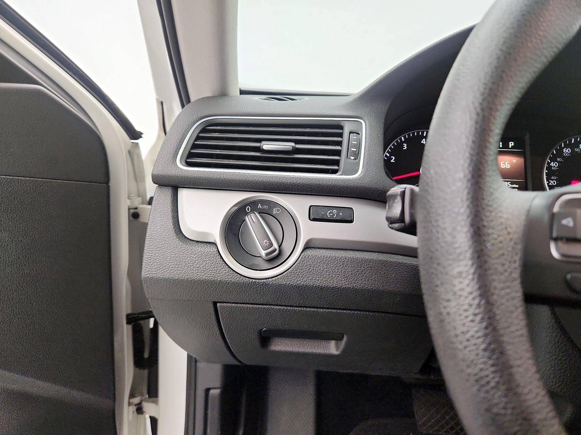 Thumbnail: 2015 Volkswagen Passat - 13