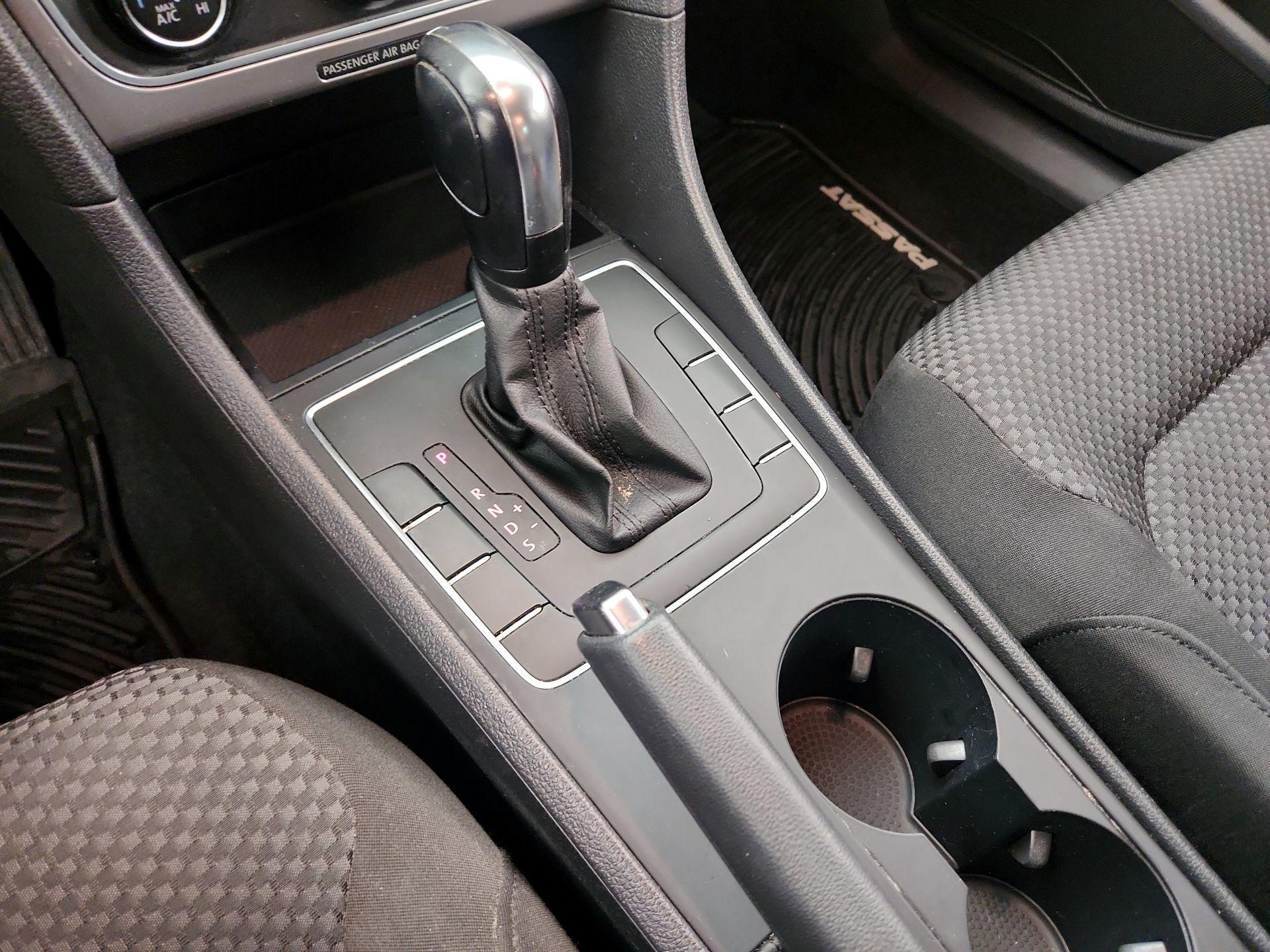 Thumbnail: 2015 Volkswagen Passat - 16