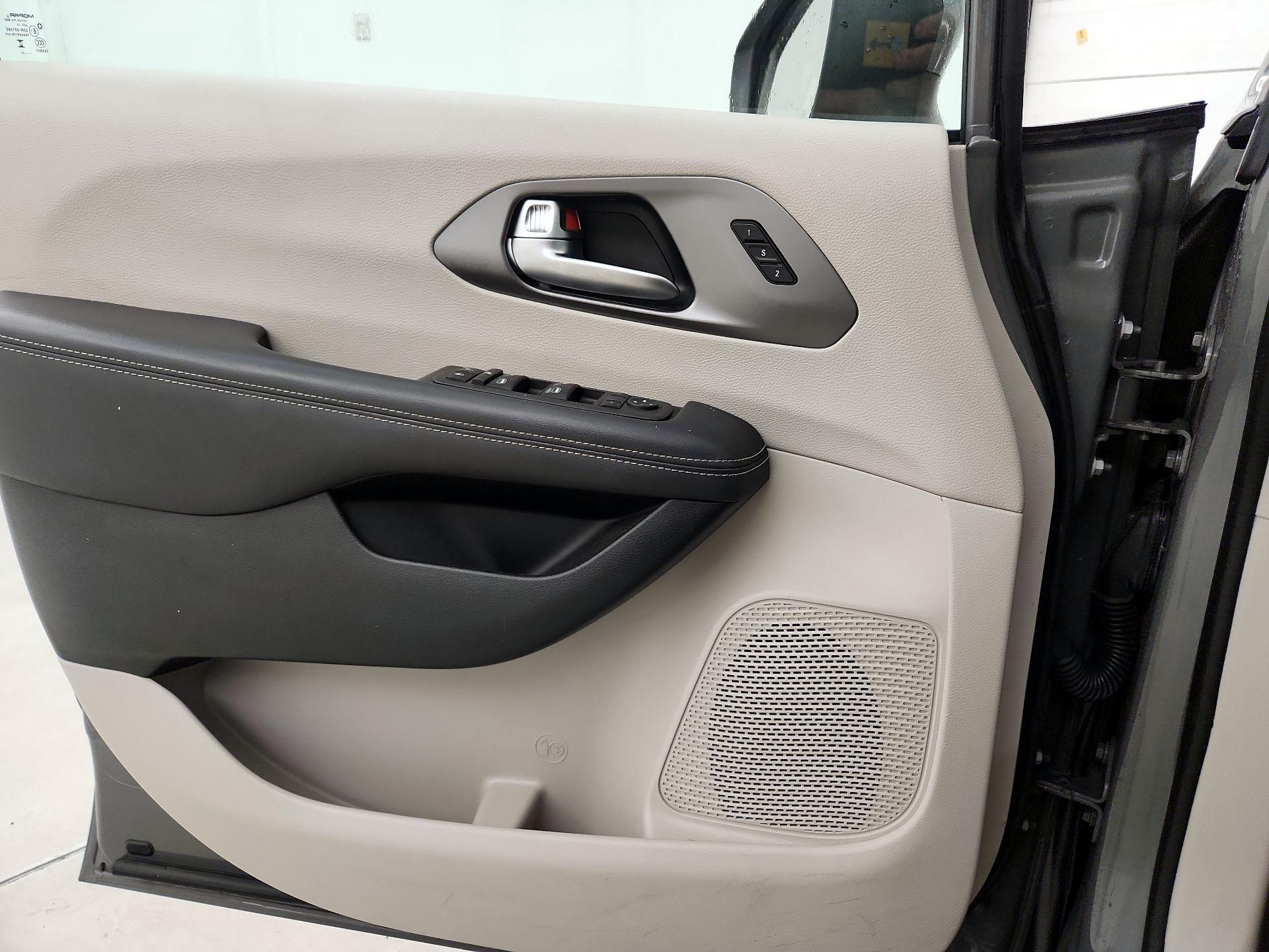 Thumbnail: 2023 Chrysler Pacifica - 12