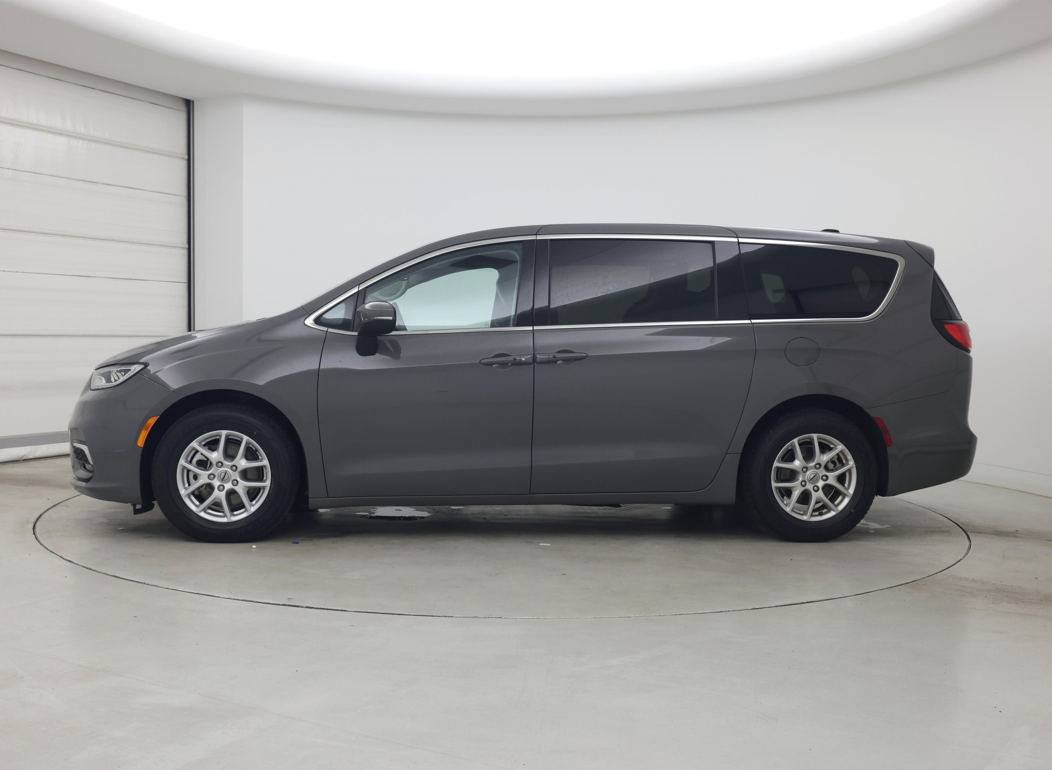 Thumbnail: 2023 Chrysler Pacifica - 3