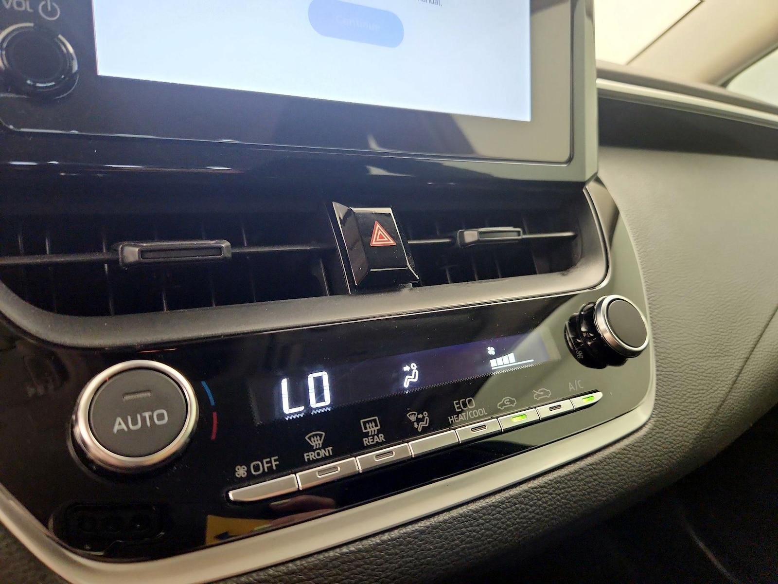 2025 Toyota Corolla LE - Photo 17