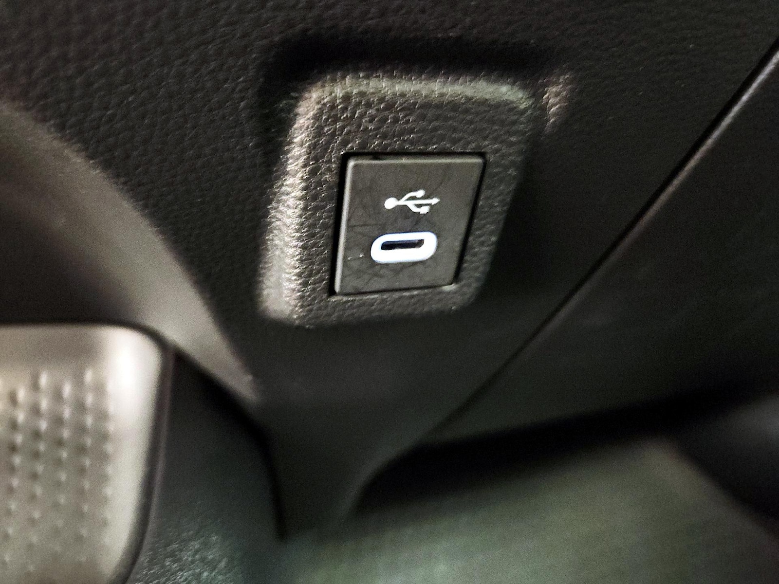 2025 Toyota Corolla LE - Photo 19