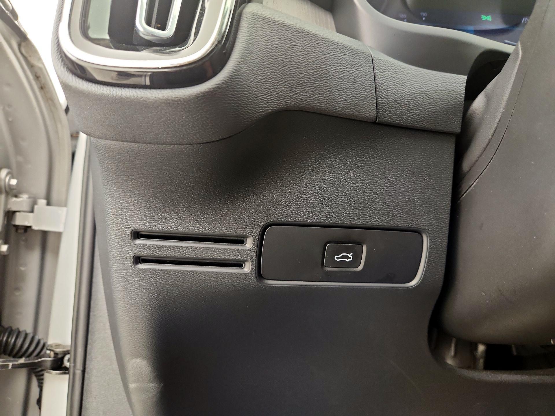 Thumbnail: 2023 Volvo XC40 - 13