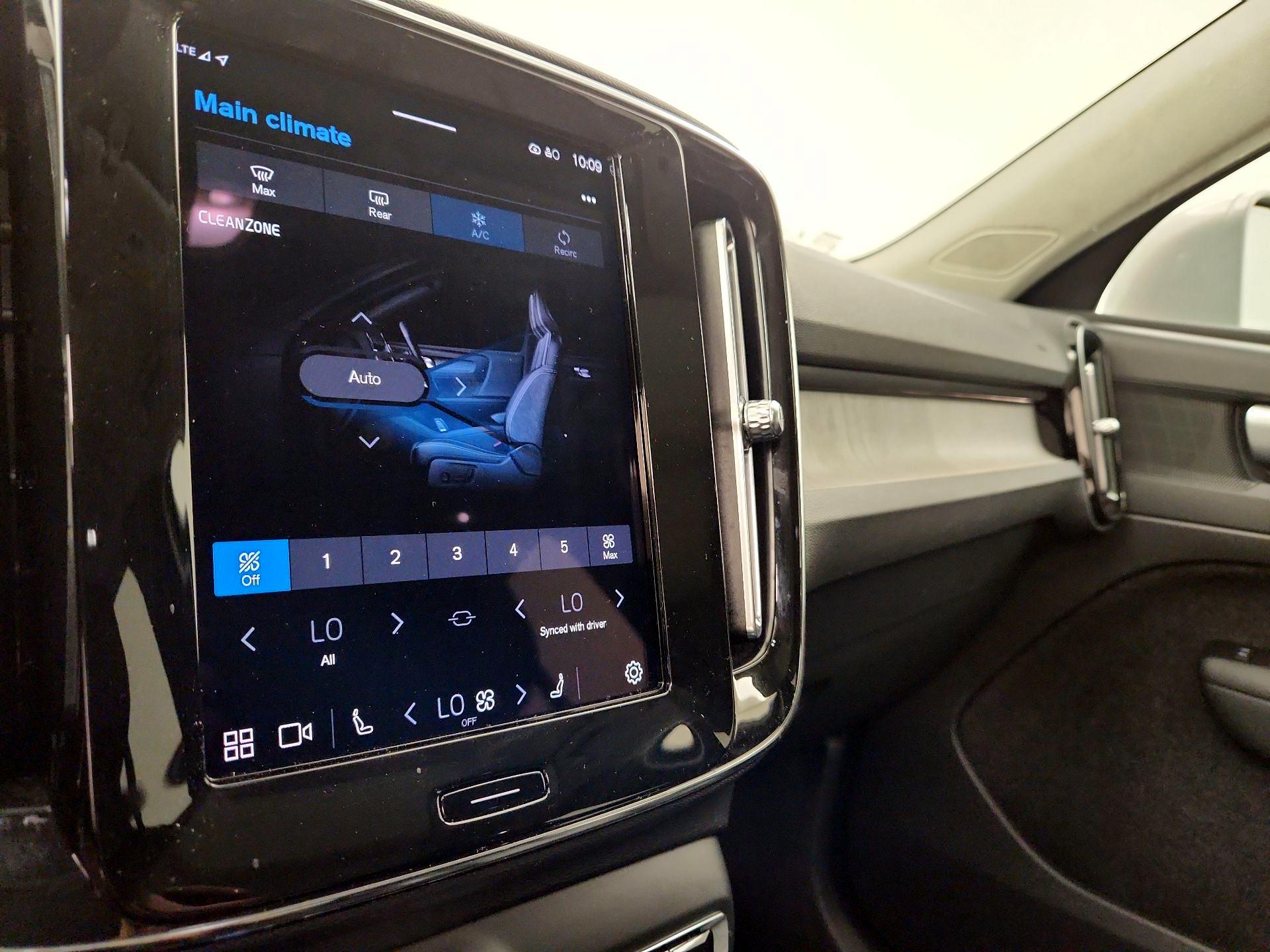 Thumbnail: 2023 Volvo XC40 - 17