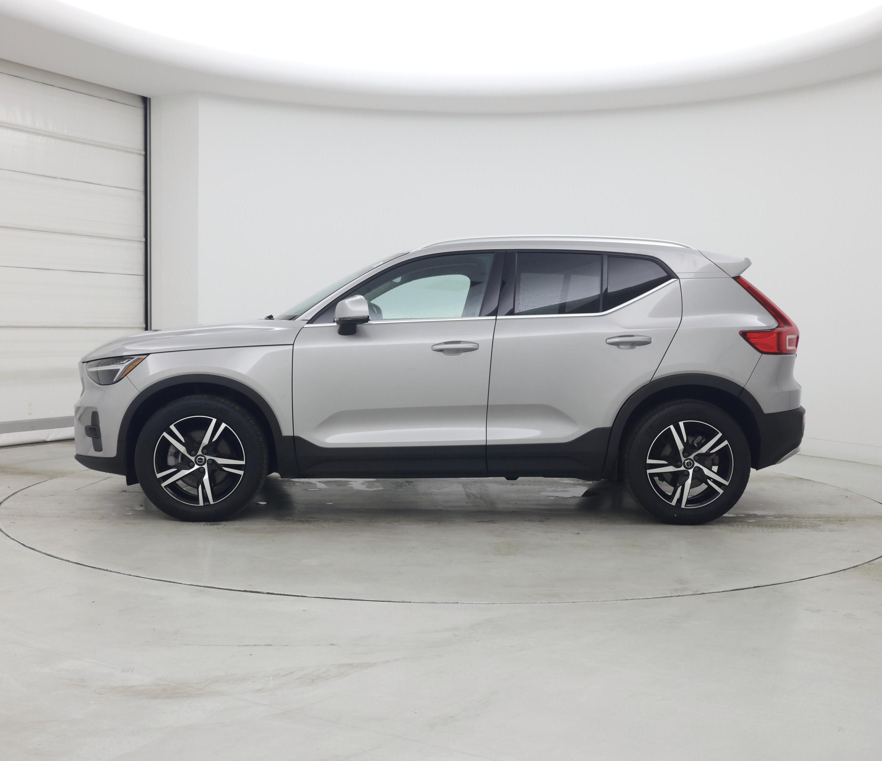Thumbnail: 2023 Volvo XC40 - 3