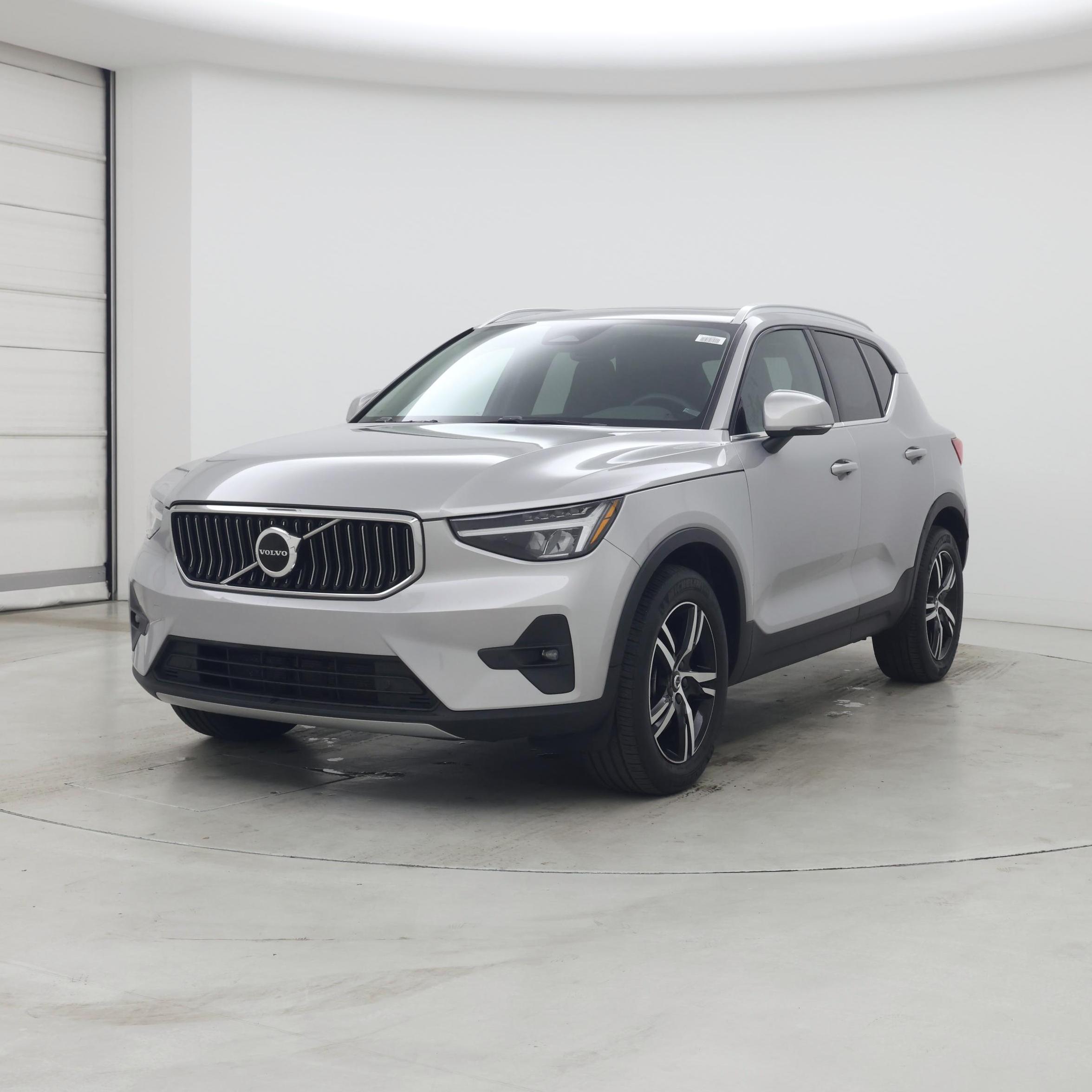 Thumbnail: 2023 Volvo XC40 - 4