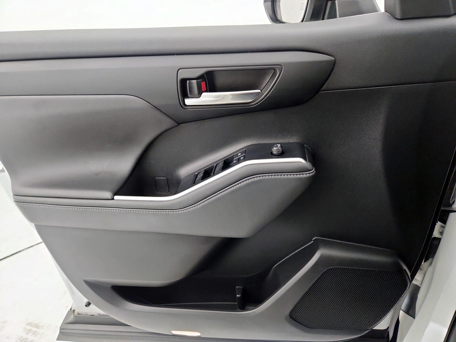 Thumbnail: 2022 Toyota Highlander - 12