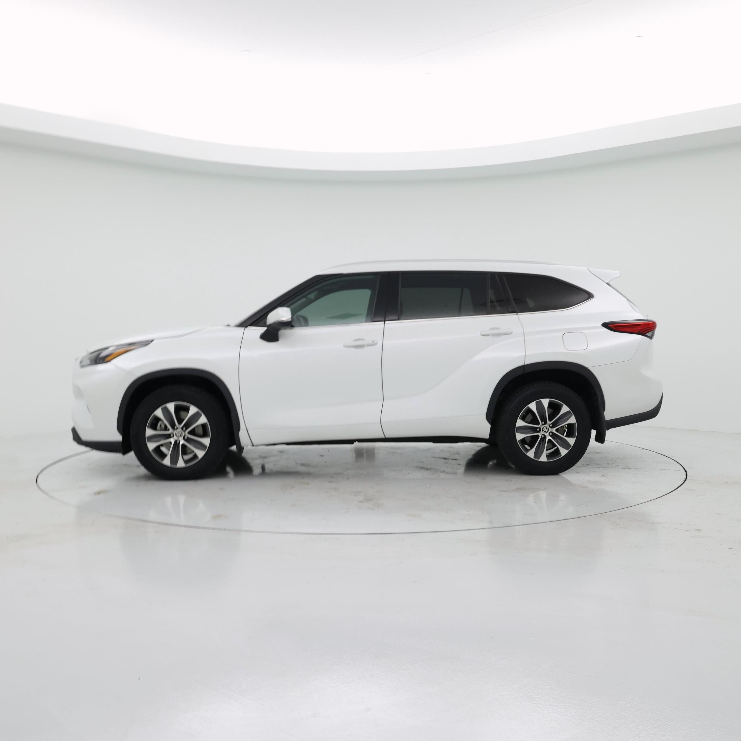 Thumbnail: 2022 Toyota Highlander - 3