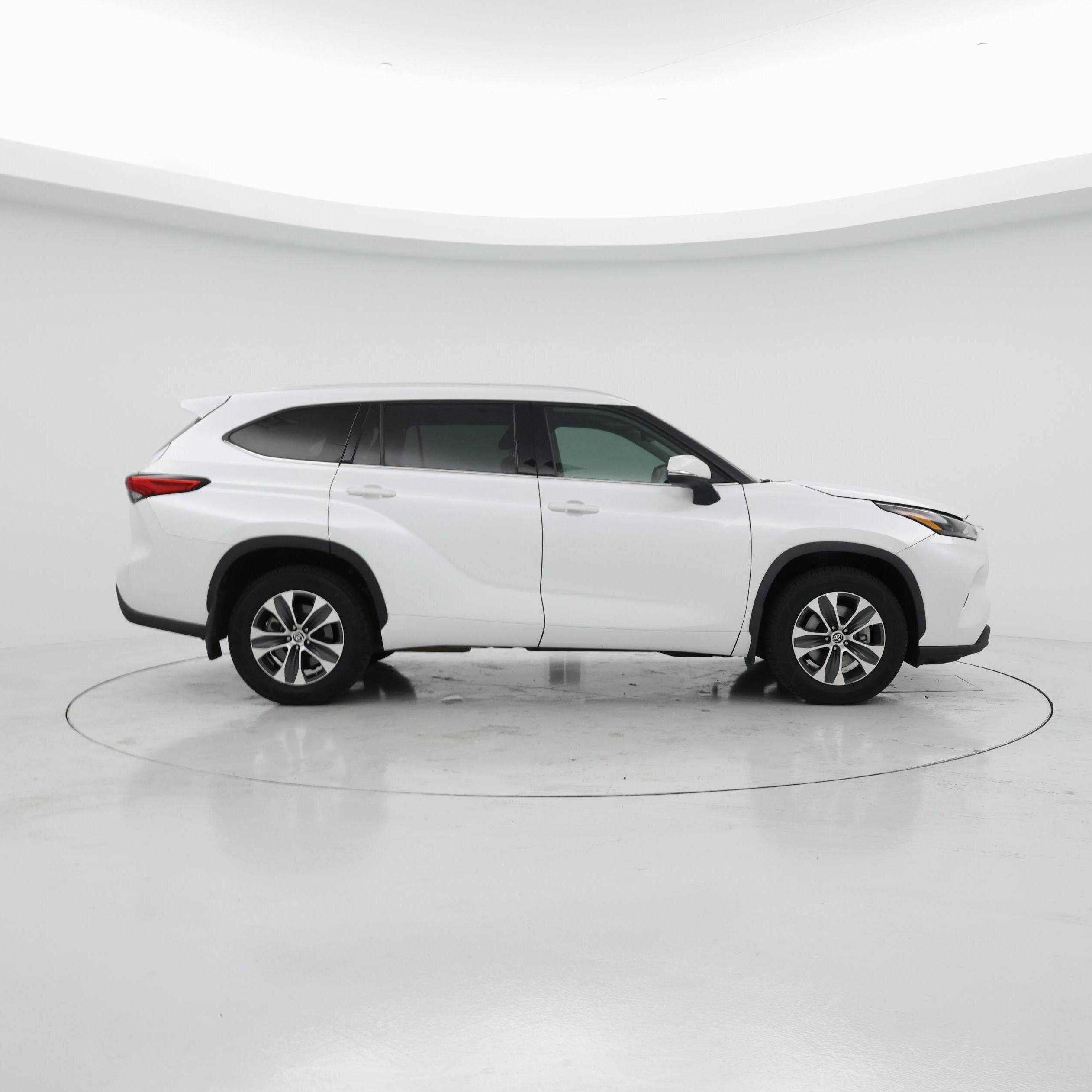 Thumbnail: 2022 Toyota Highlander - 7