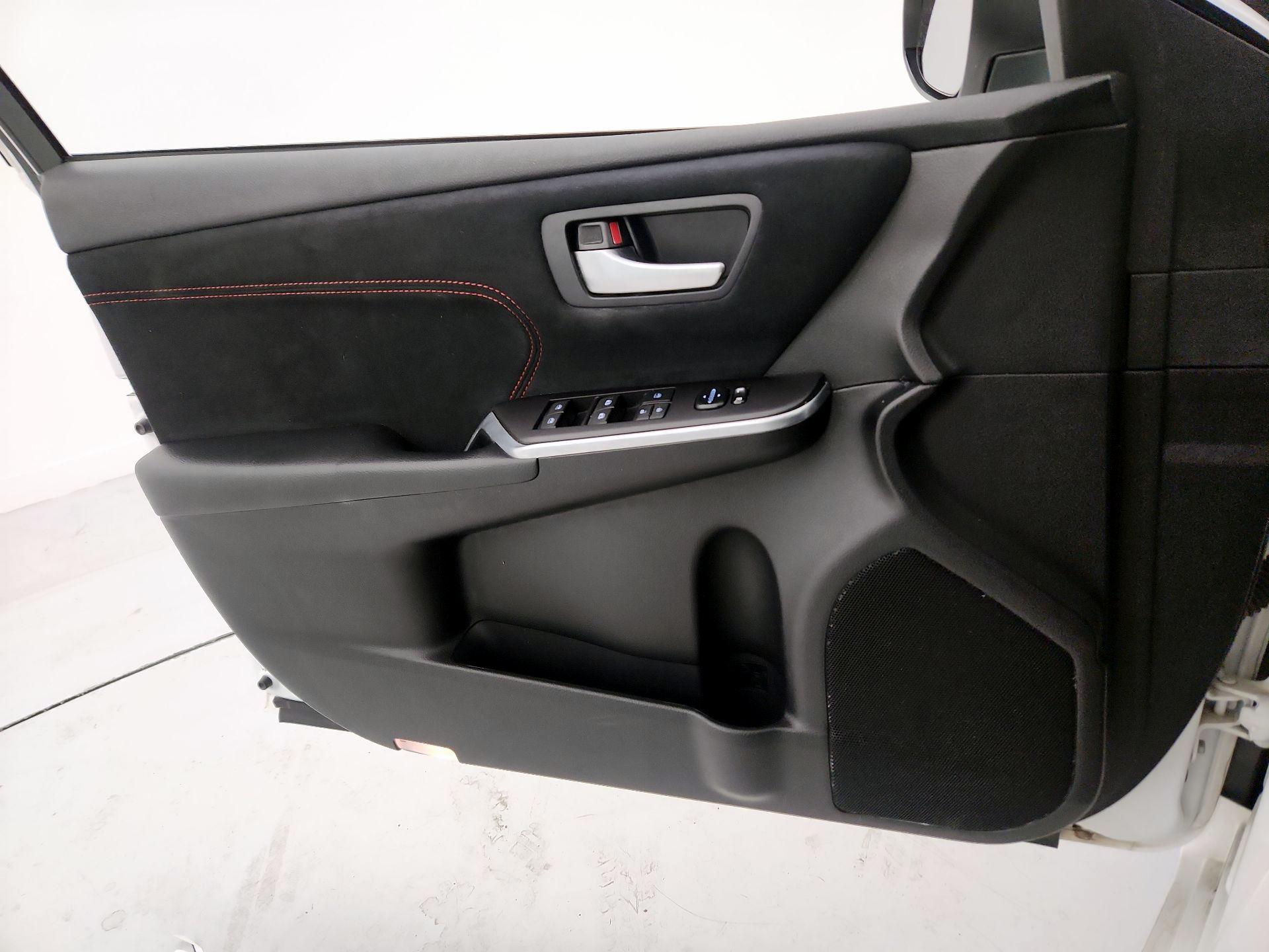 Thumbnail: 2016 Toyota Camry - 12