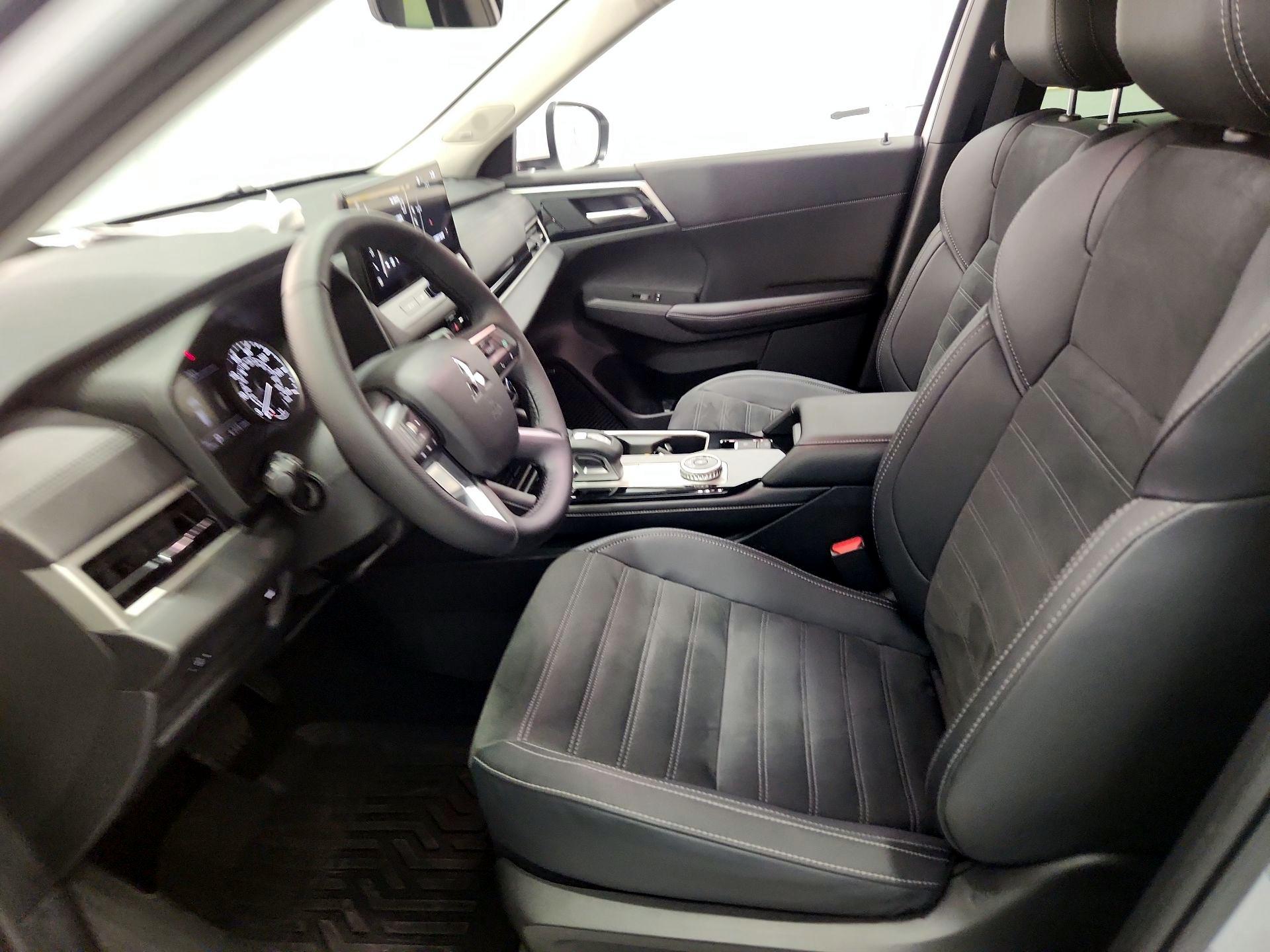 Thumbnail: 2025 Mitsubishi Outlander - 11