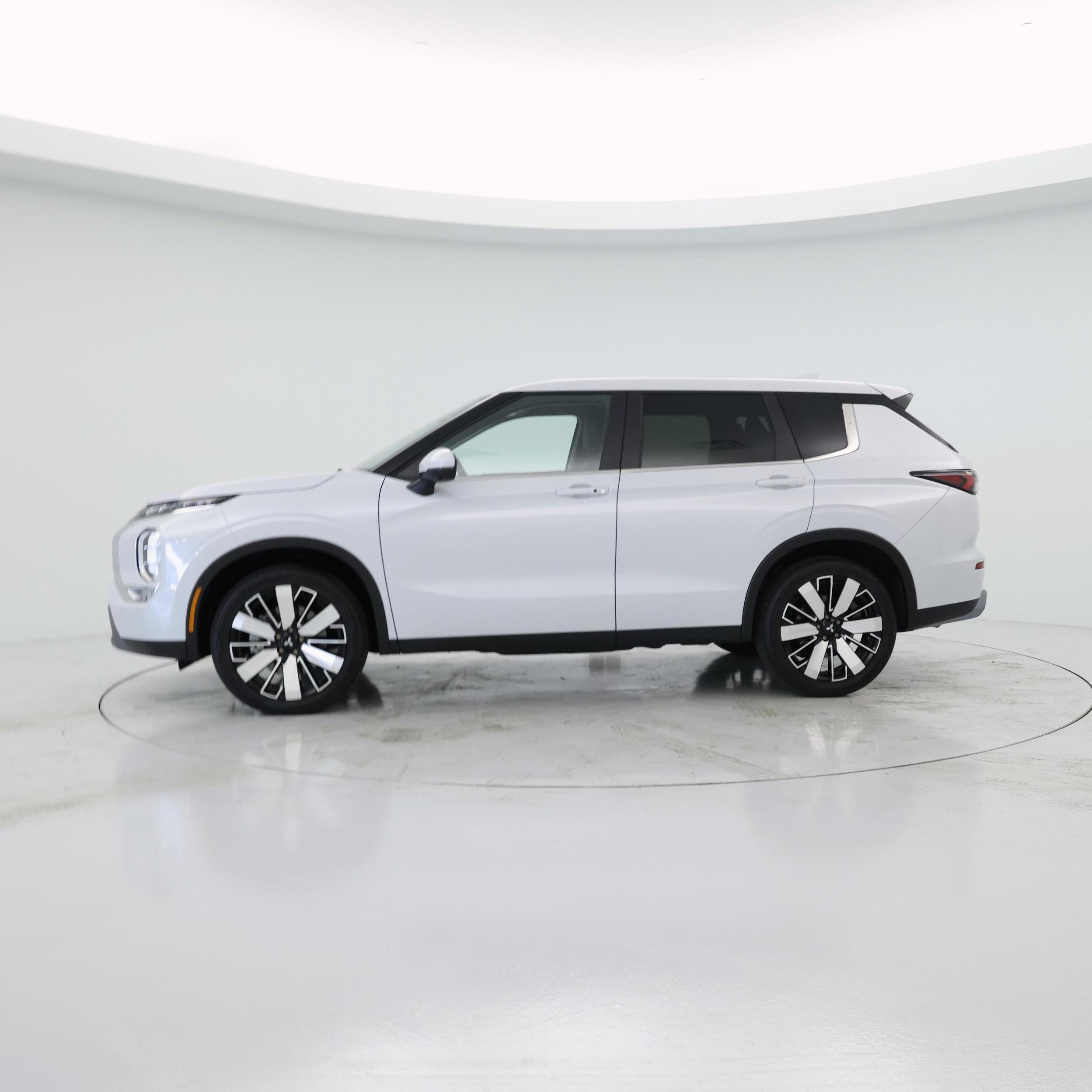 Thumbnail: 2025 Mitsubishi Outlander - 3