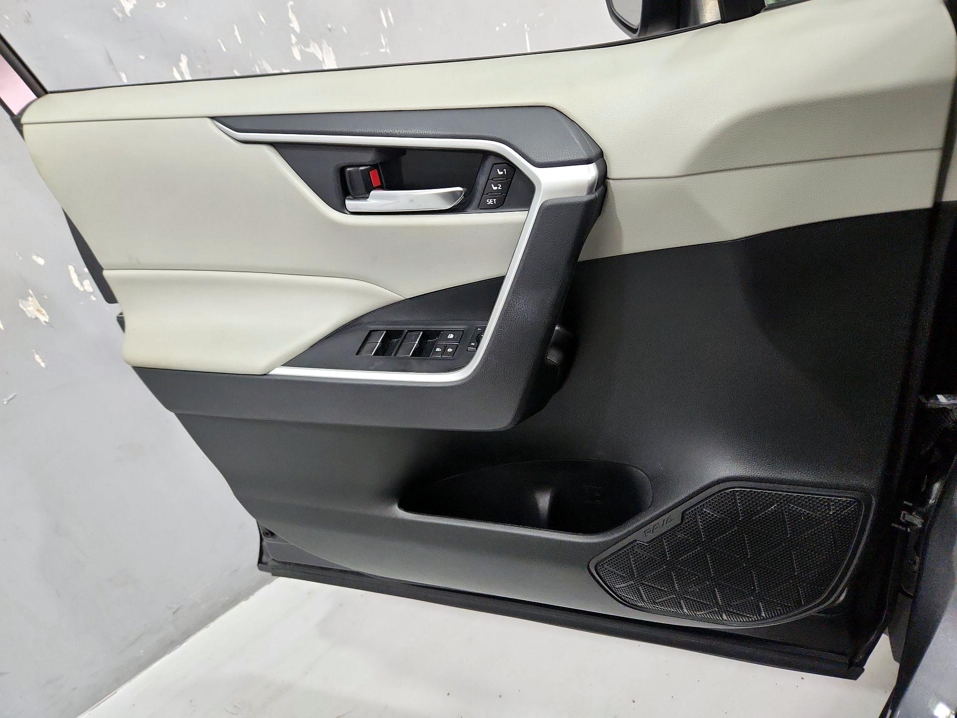 Thumbnail: 2020 Toyota RAV4 - 12