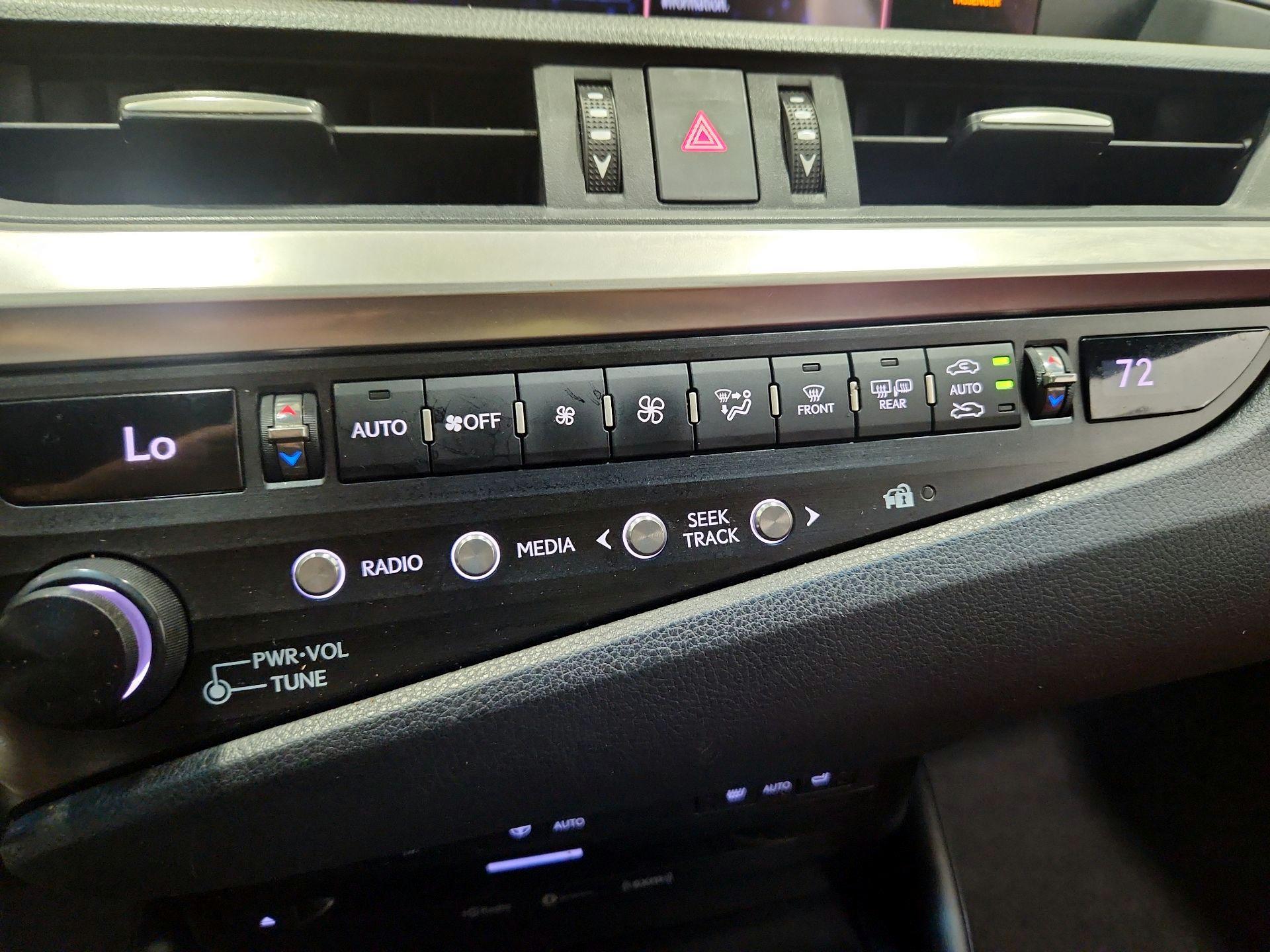 Thumbnail: 2020 Lexus ES - 17