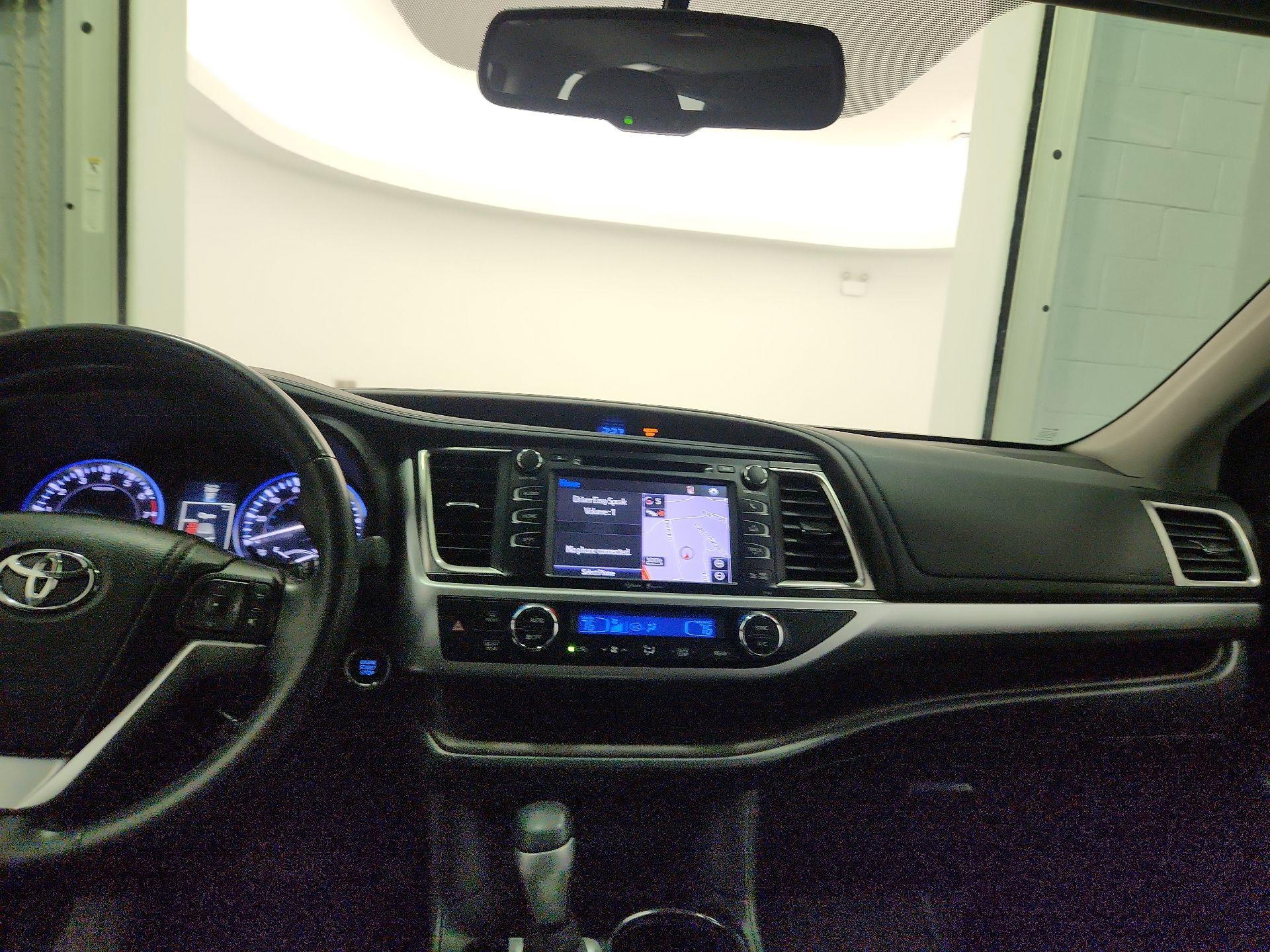 Thumbnail: 2014 Toyota Highlander - 9