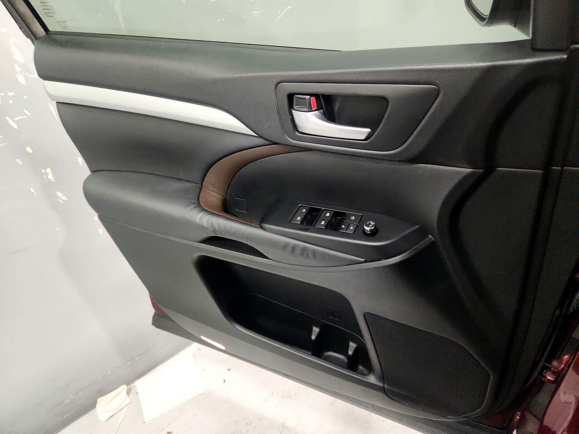 Thumbnail: 2014 Toyota Highlander - 12