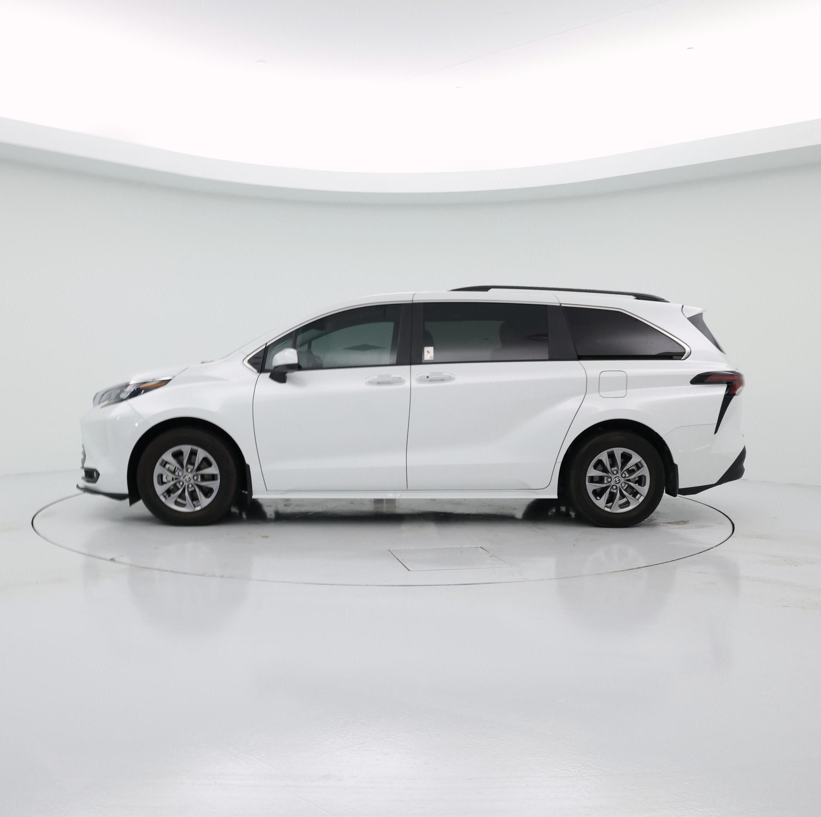 Thumbnail: 2025 Toyota Sienna - 3