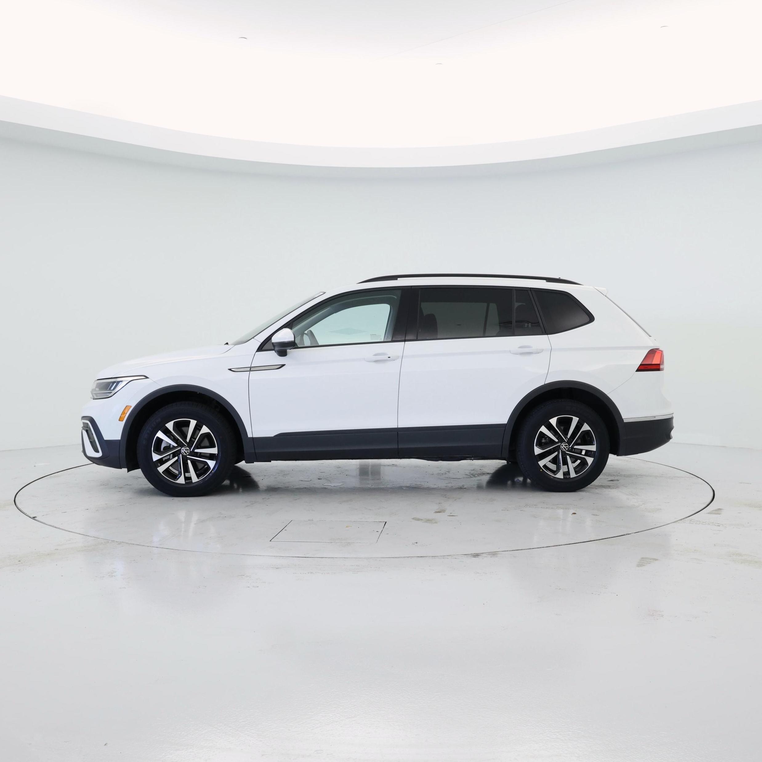 Thumbnail: 2023 Volkswagen Tiguan - 3