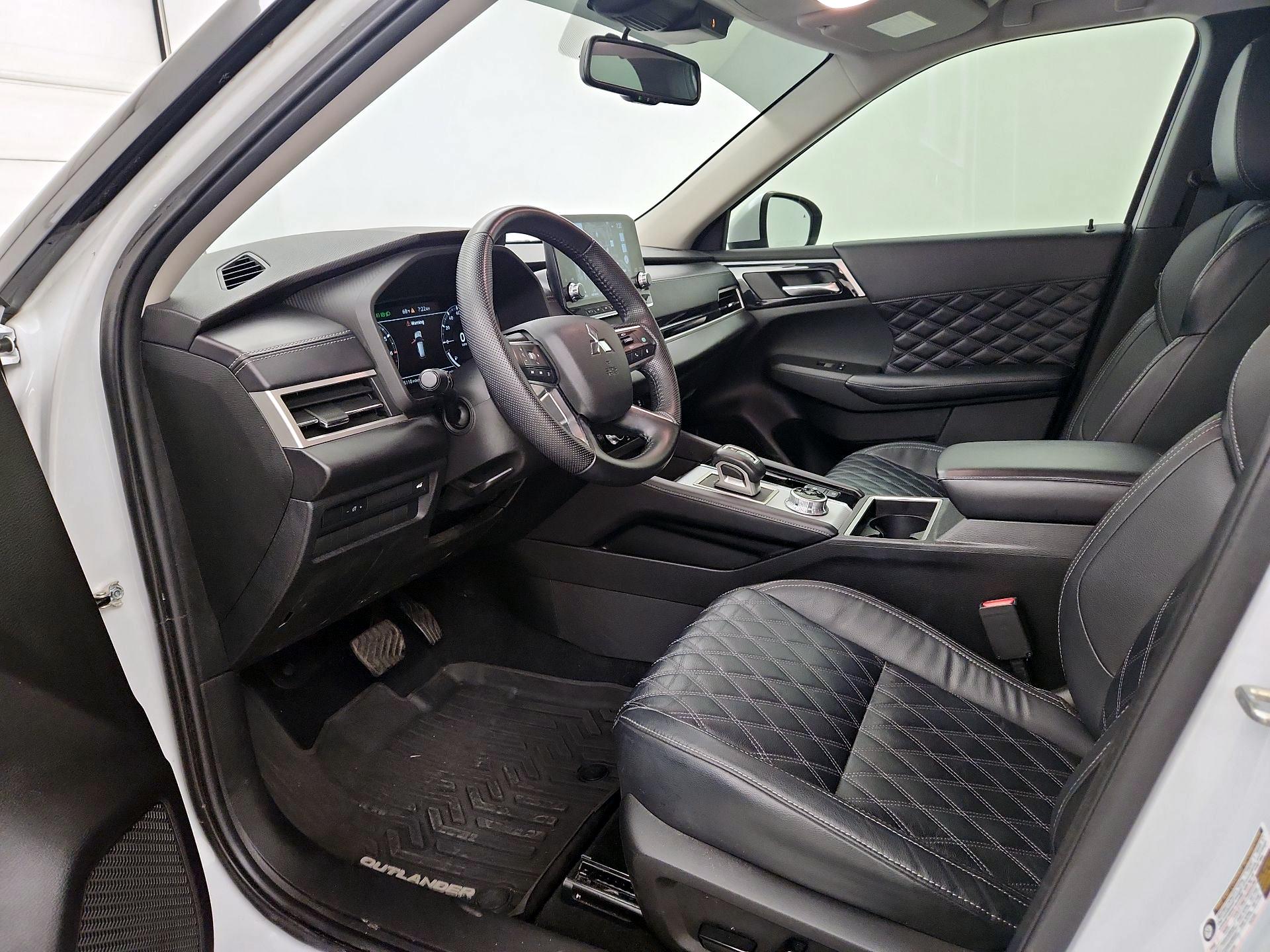 Thumbnail: 2023 Mitsubishi Outlander - 11