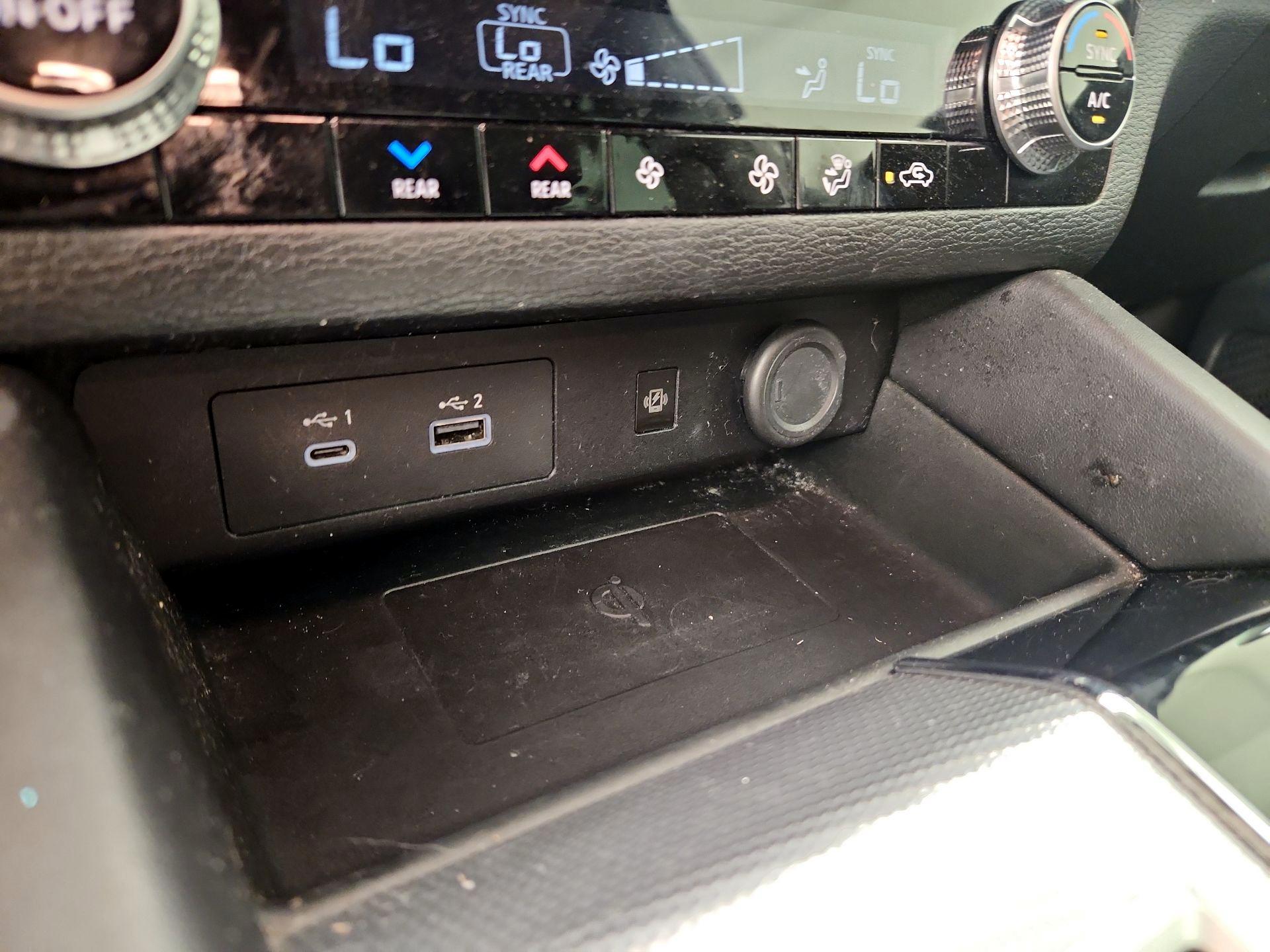 Thumbnail: 2023 Mitsubishi Outlander - 19