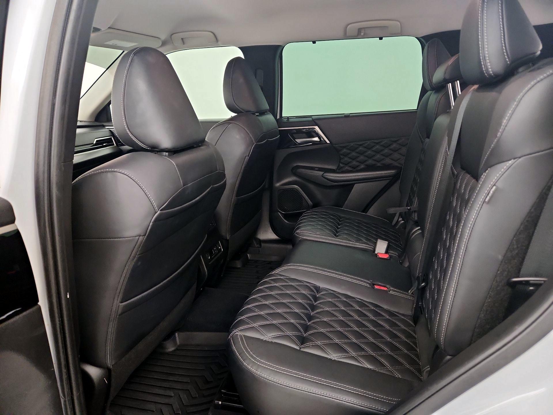 Thumbnail: 2023 Mitsubishi Outlander - 20
