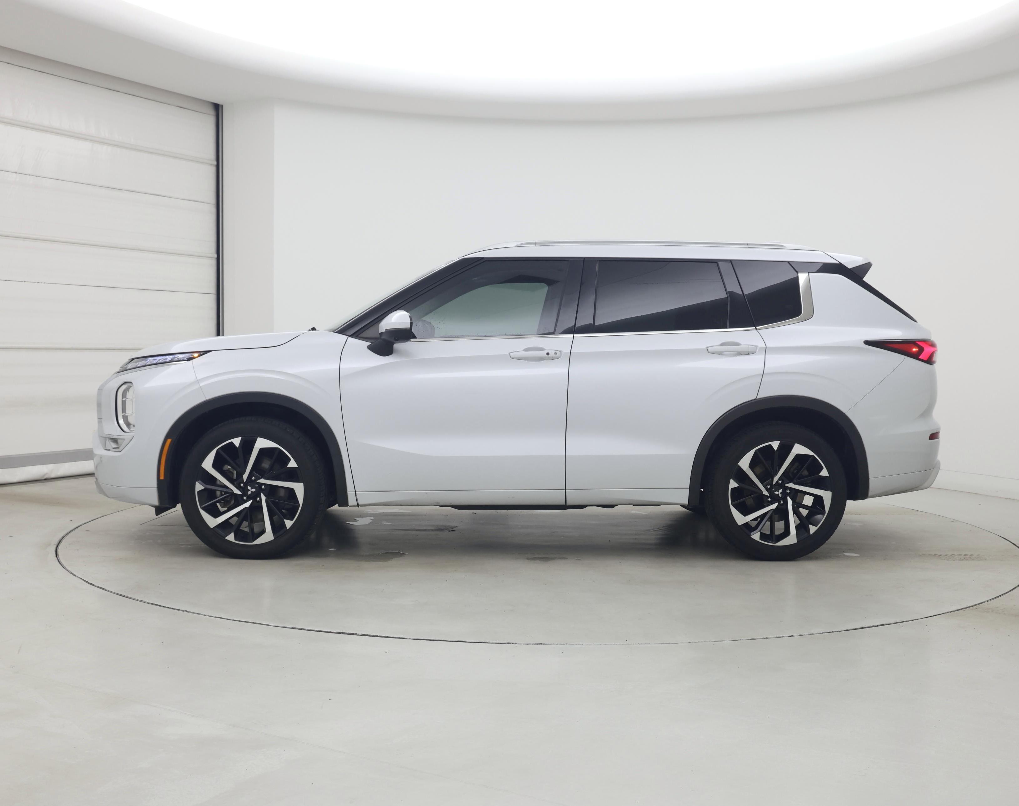 Thumbnail: 2023 Mitsubishi Outlander - 3