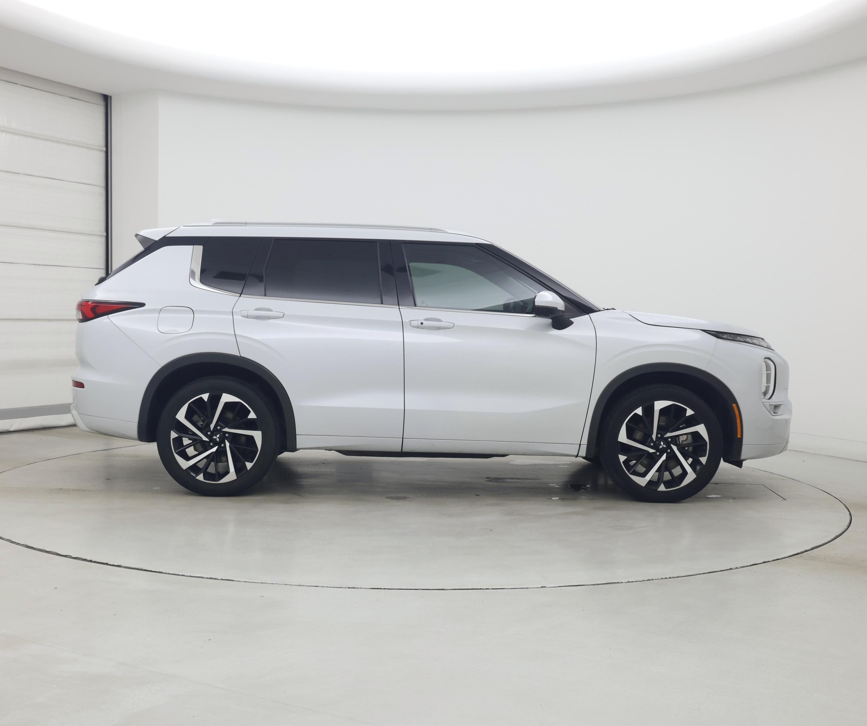 Thumbnail: 2023 Mitsubishi Outlander - 7