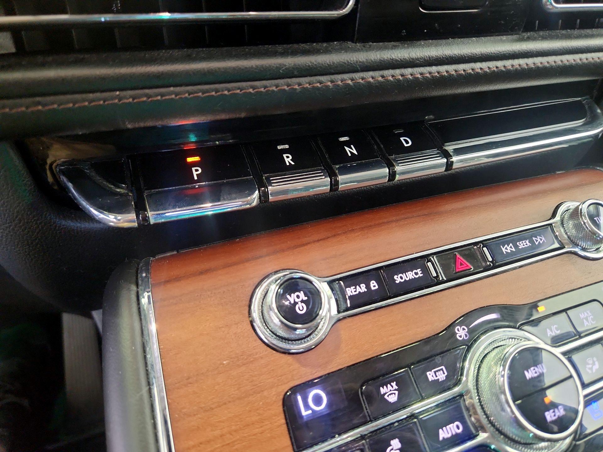 Thumbnail: 2020 Lincoln Aviator - 17