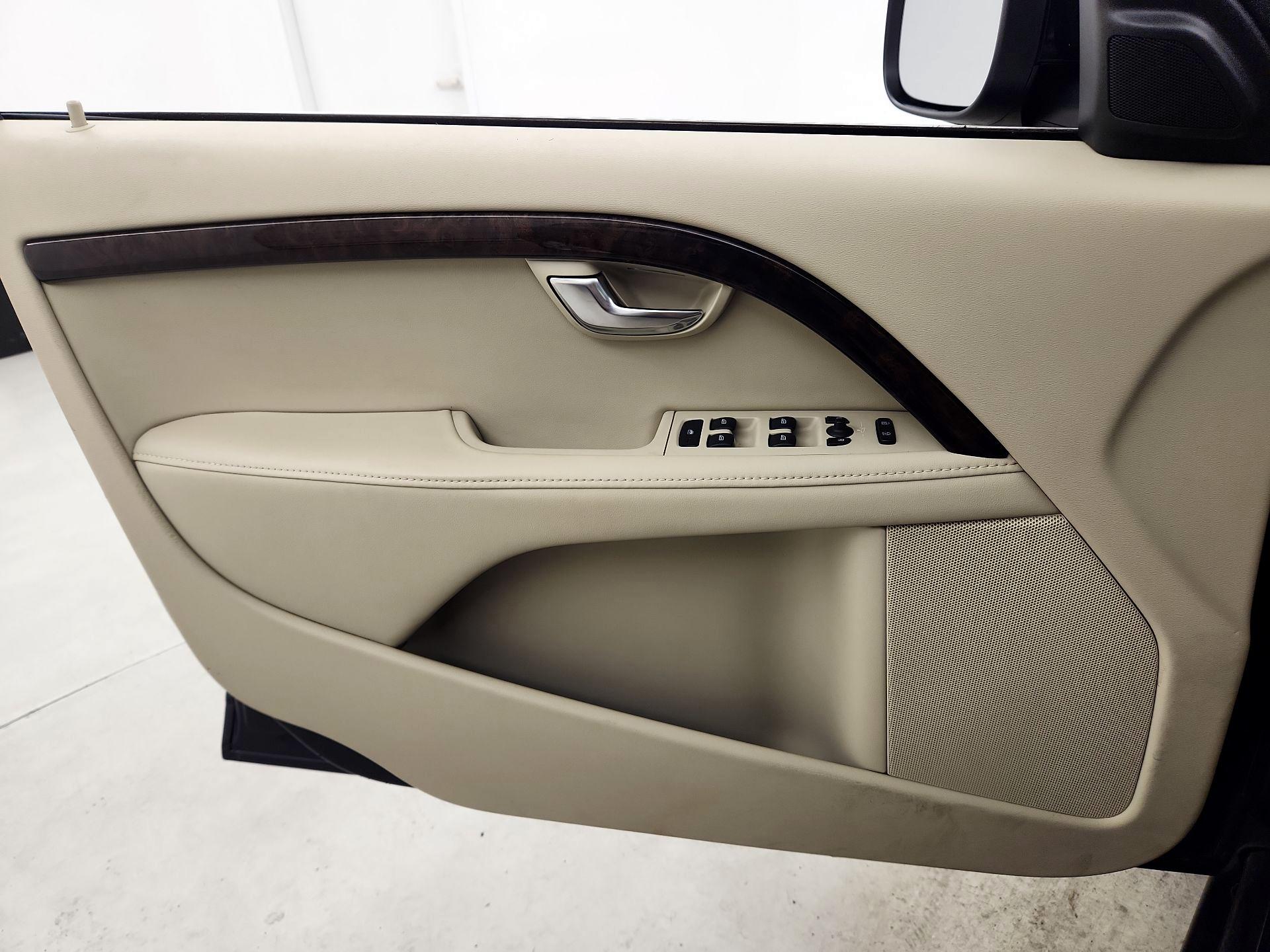 Thumbnail: 2016 Volvo XC70 - 12