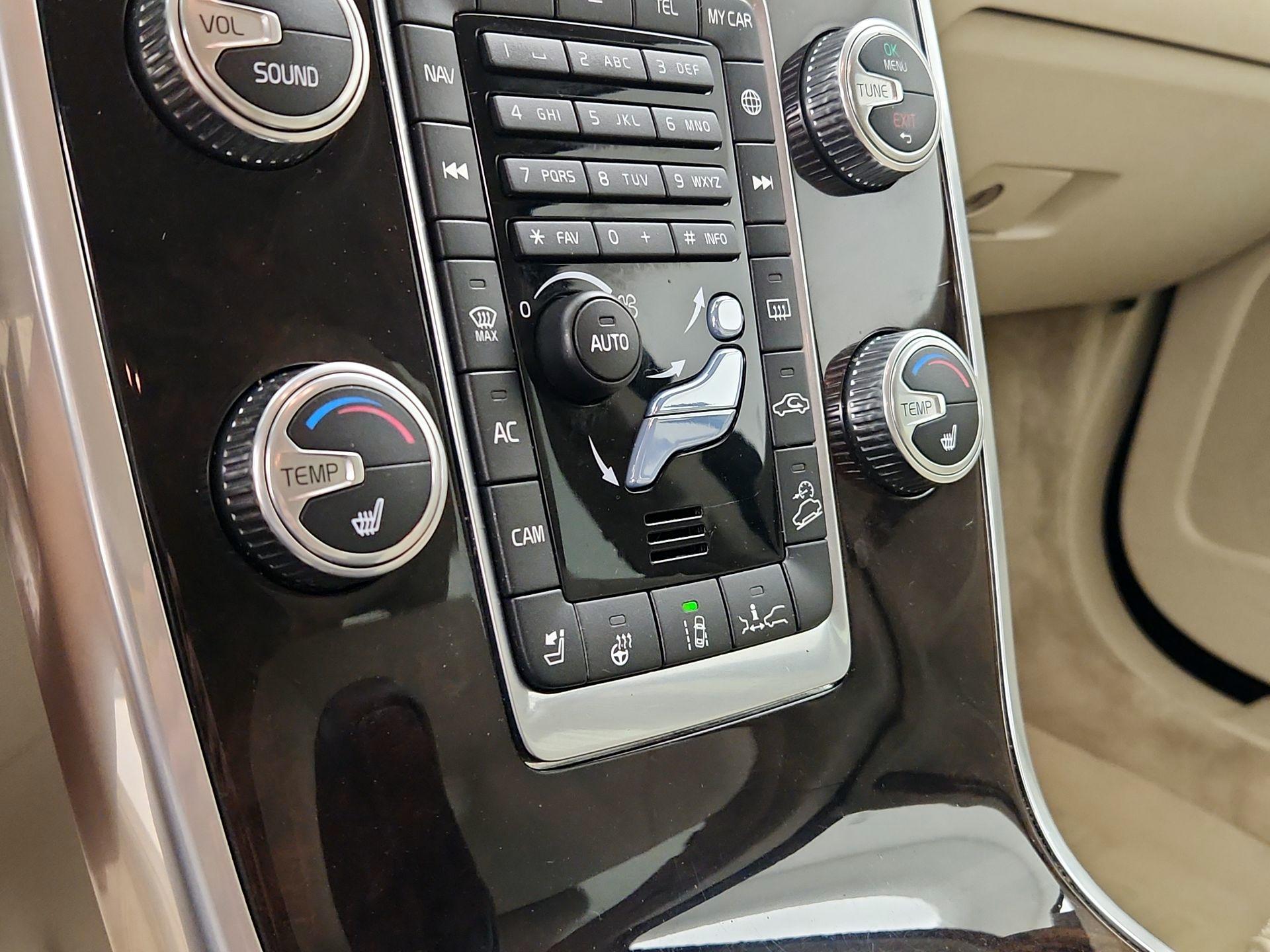 Thumbnail: 2016 Volvo XC70 - 17