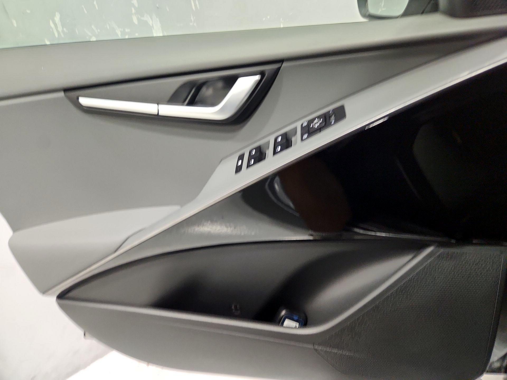 Thumbnail: 2024 Kia Niro - 12