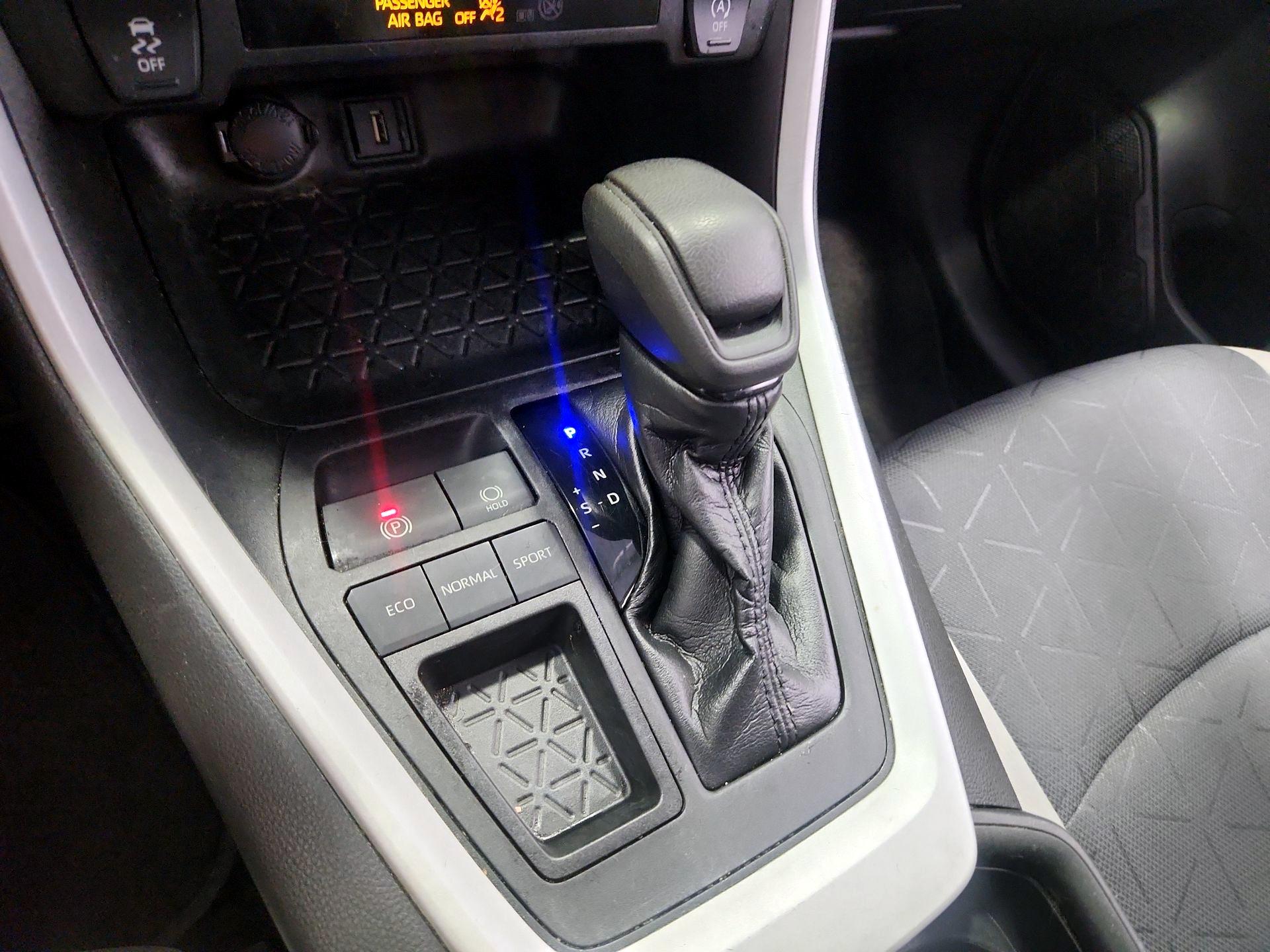 Thumbnail: 2021 Toyota RAV4 - 17