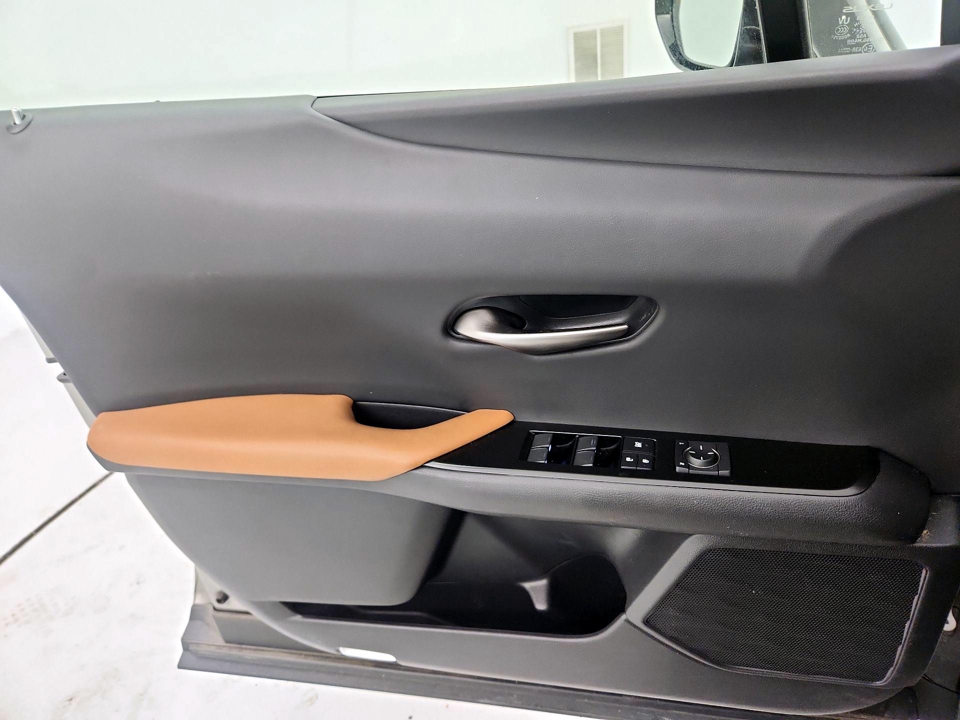 Thumbnail: 2021 Lexus UX - 10