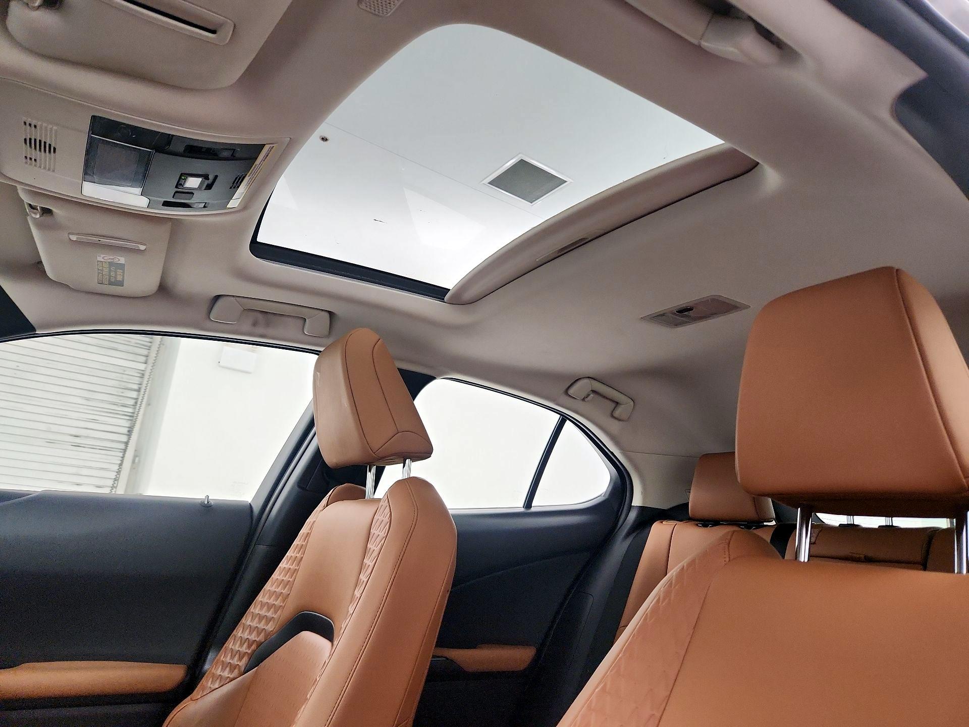 Thumbnail: 2021 Lexus UX - 17