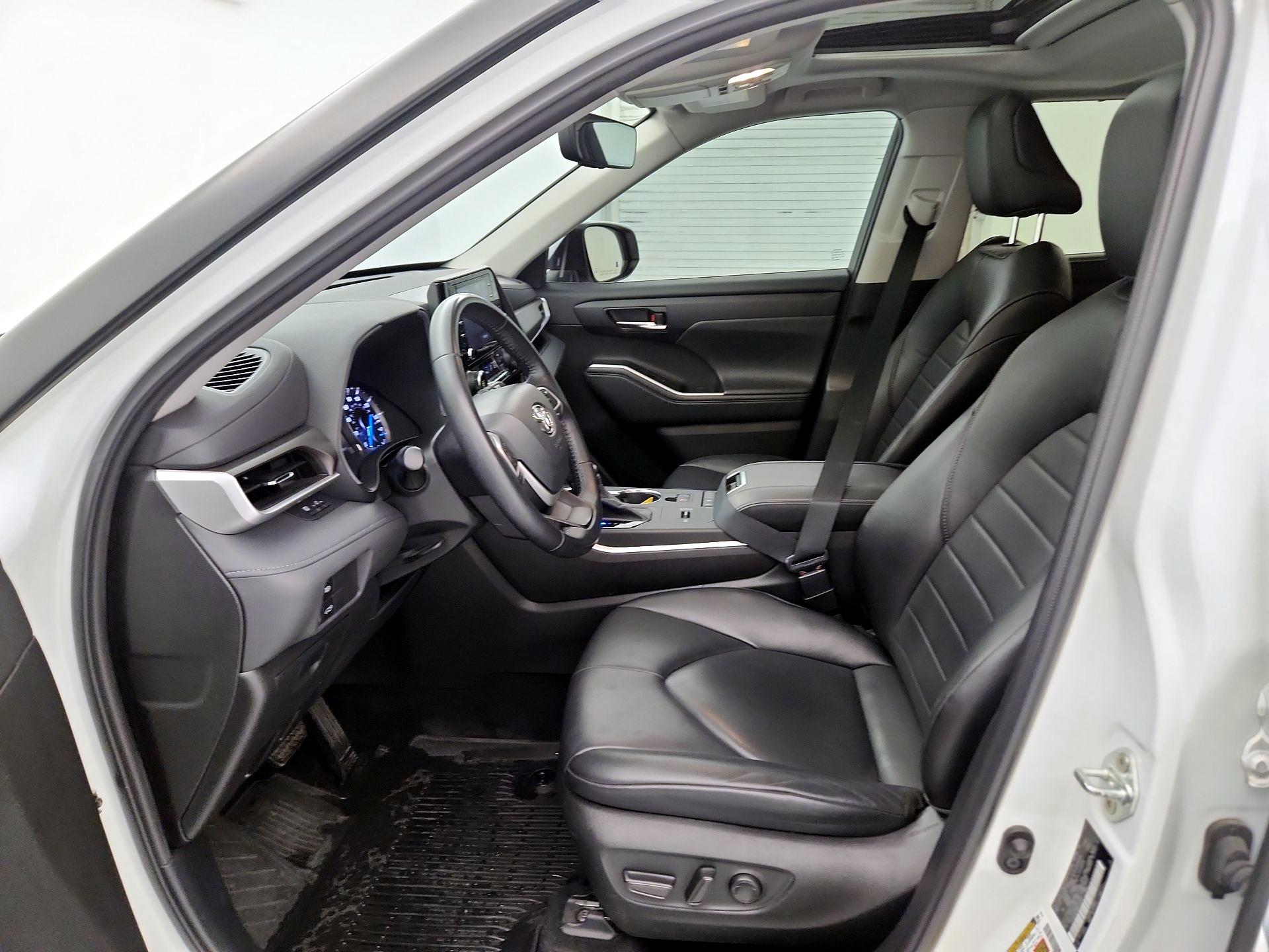 Thumbnail: 2022 Toyota Highlander - 11