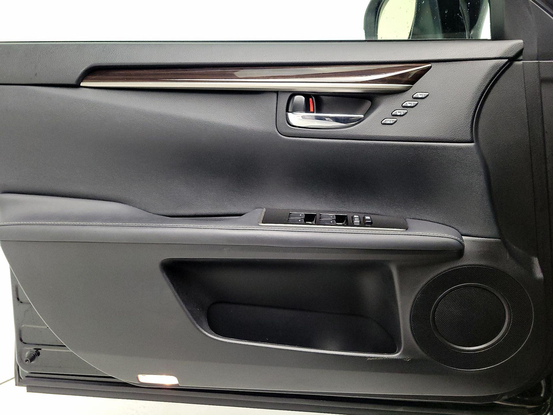 Thumbnail: 2018 Lexus ES - 12