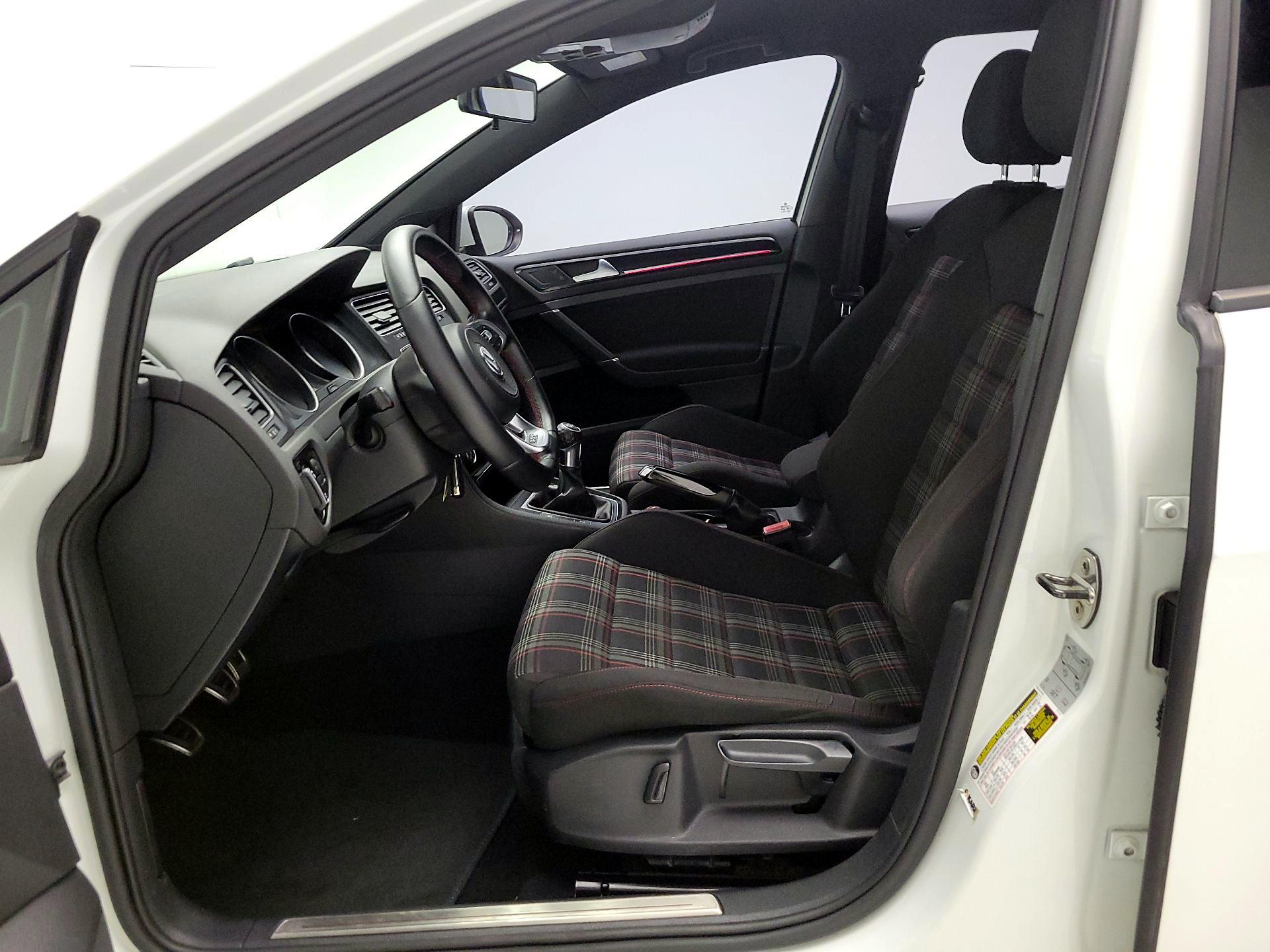 Thumbnail: 2017 Volkswagen Golf - 11