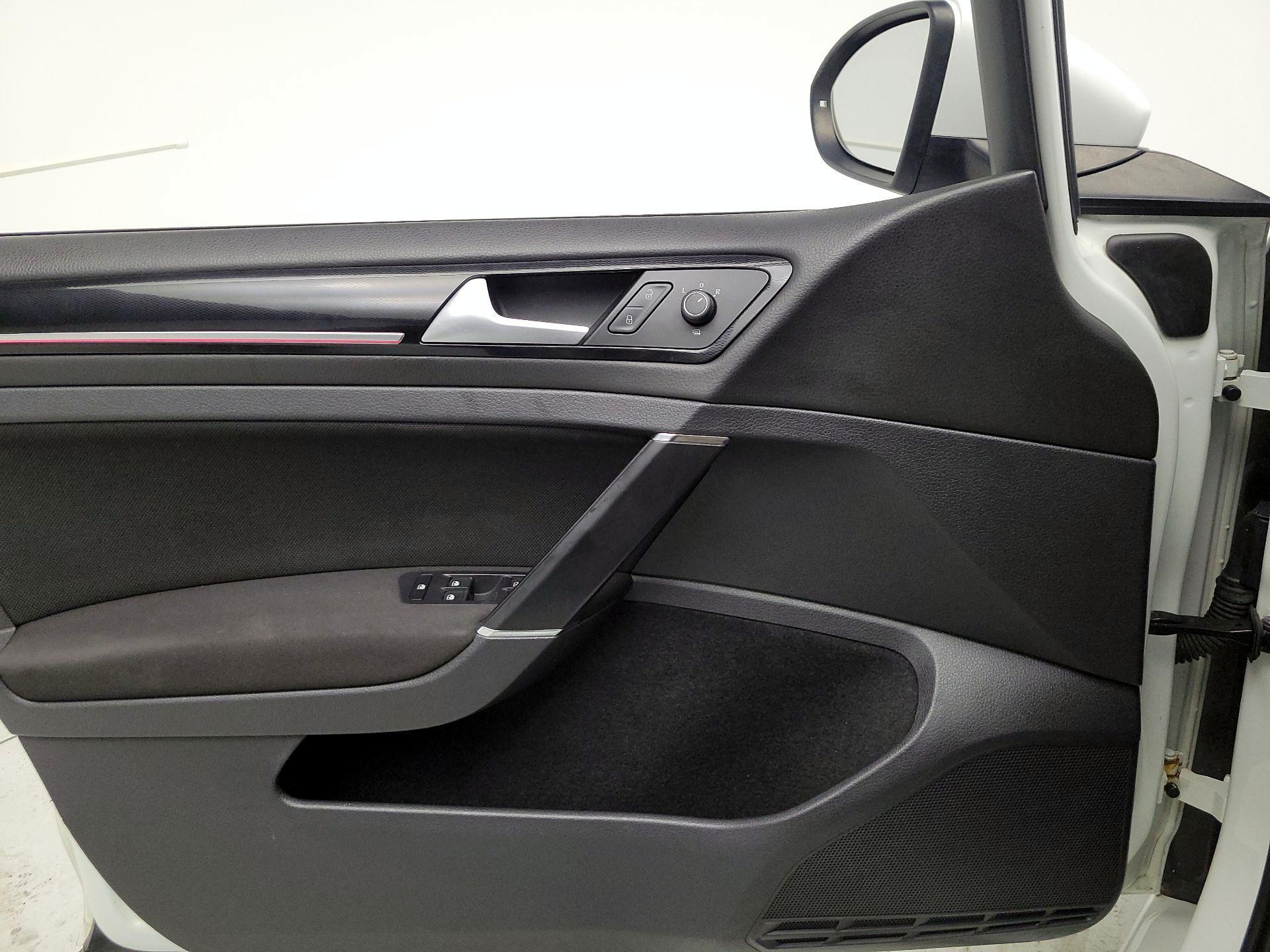 Thumbnail: 2017 Volkswagen Golf - 12