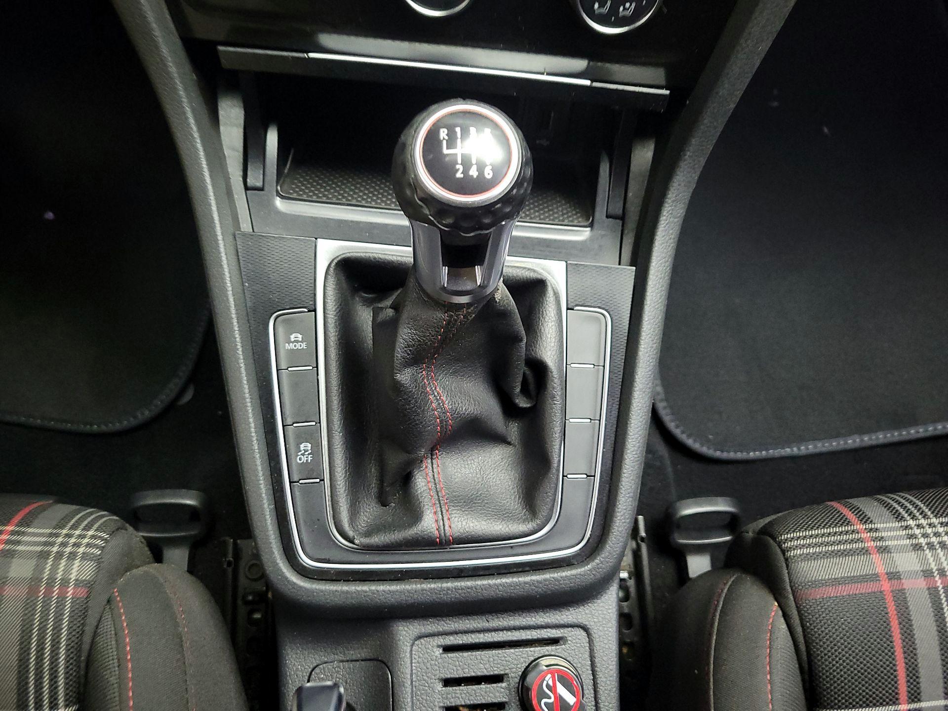 Thumbnail: 2017 Volkswagen Golf - 17