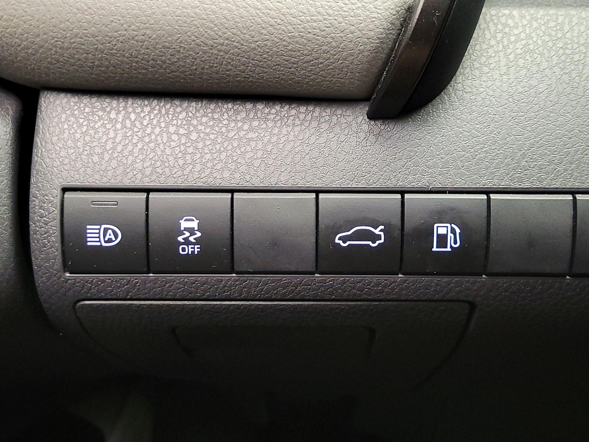 Thumbnail: 2018 Toyota Camry - 13
