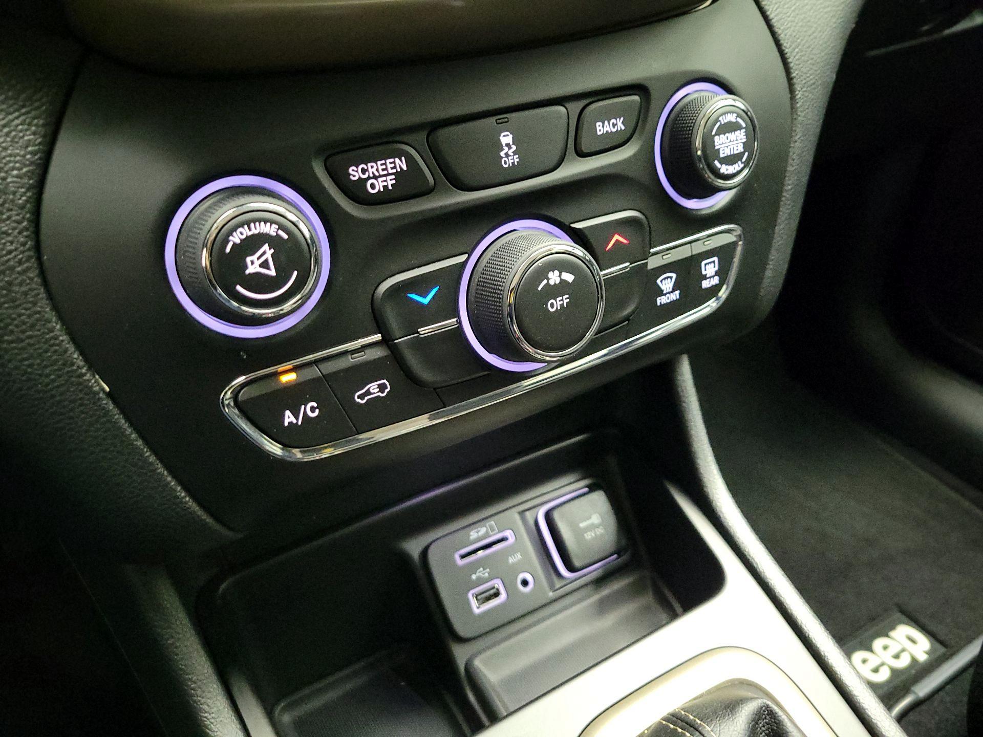 Thumbnail: 2016 Jeep Cherokee - 15