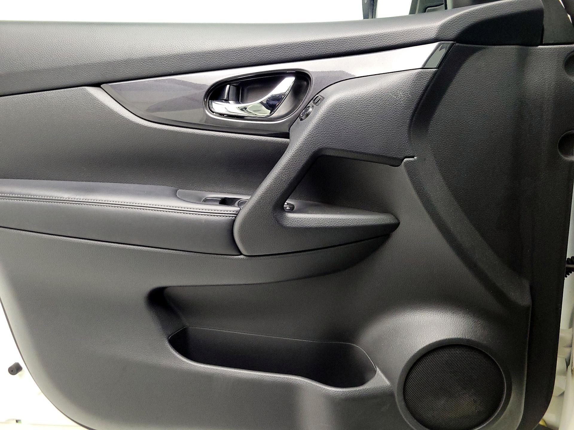 Thumbnail: 2017 Nissan Rogue - 12