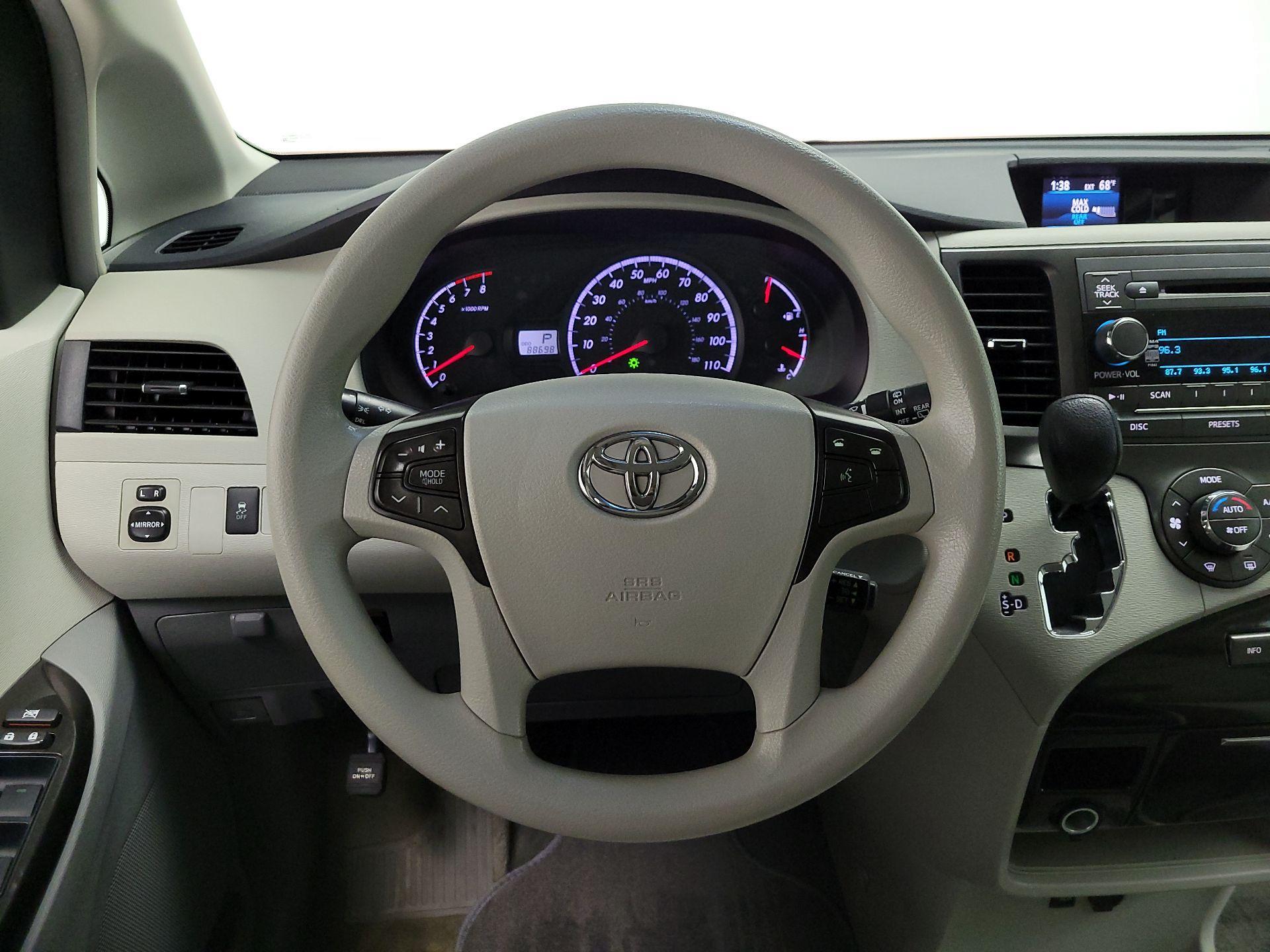 Thumbnail: 2014 Toyota Sienna - 10