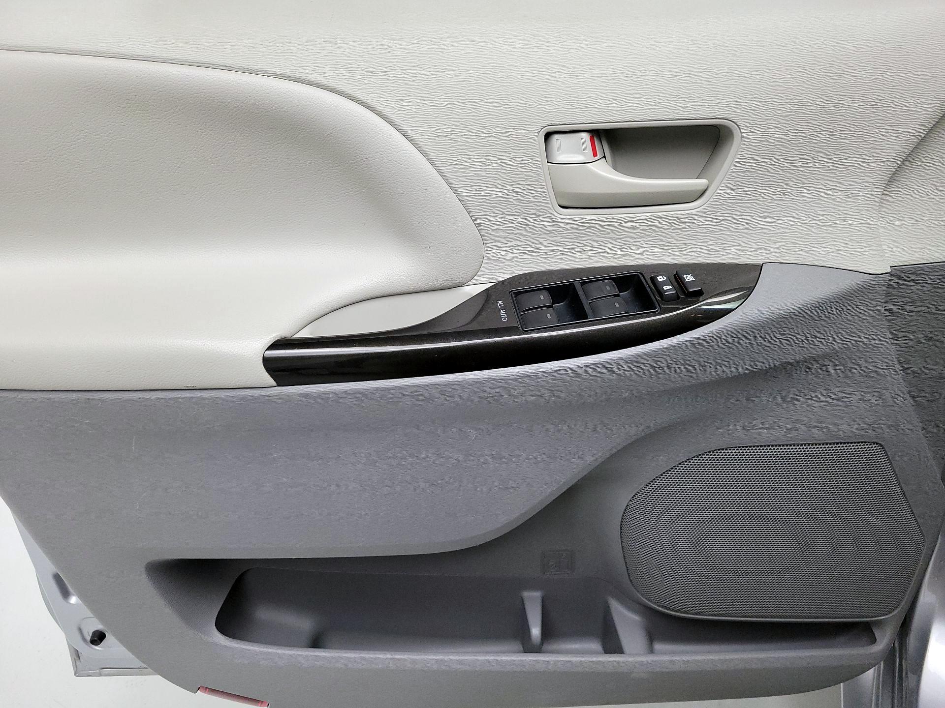 Thumbnail: 2014 Toyota Sienna - 12