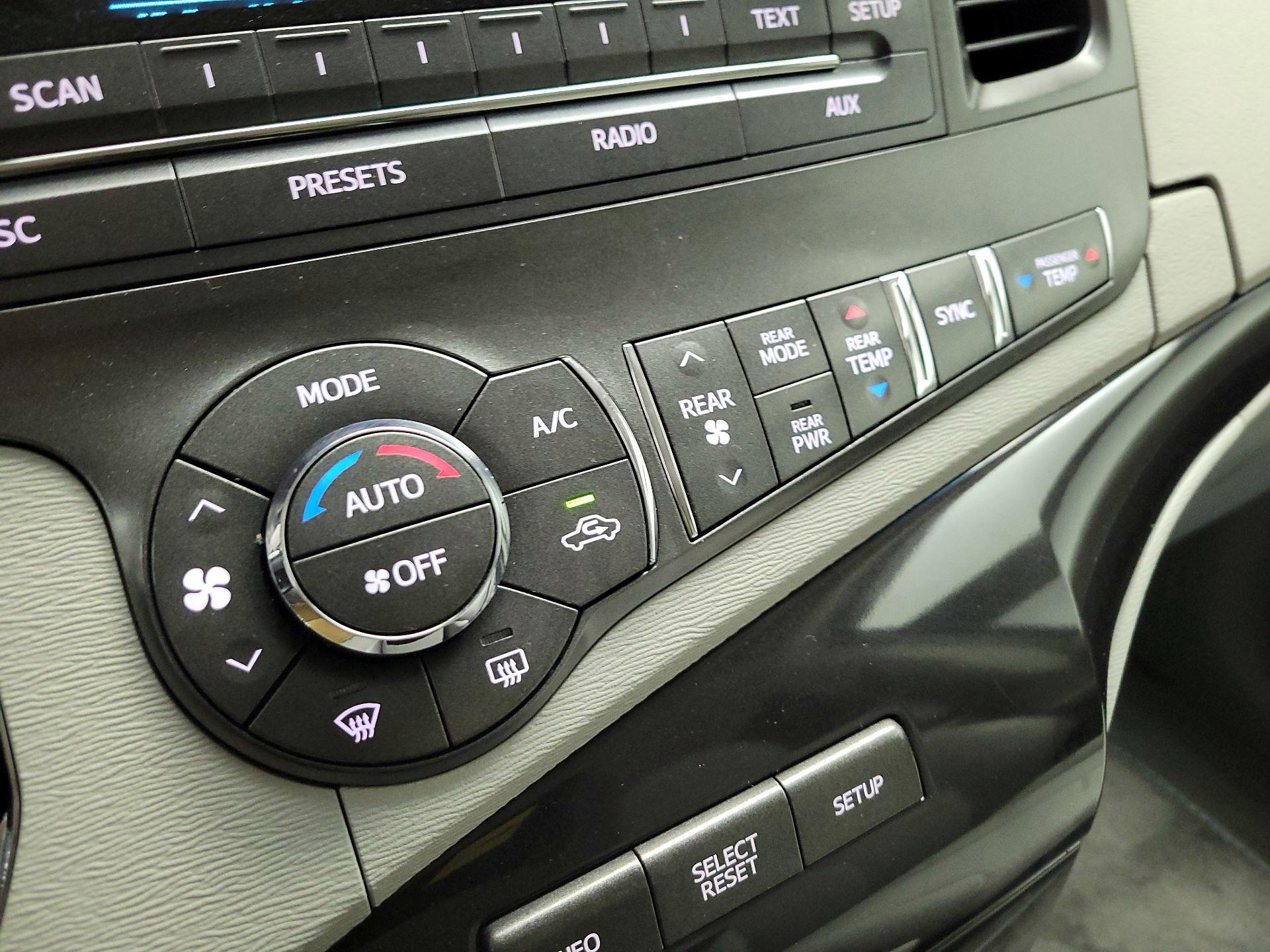 Thumbnail: 2014 Toyota Sienna - 15