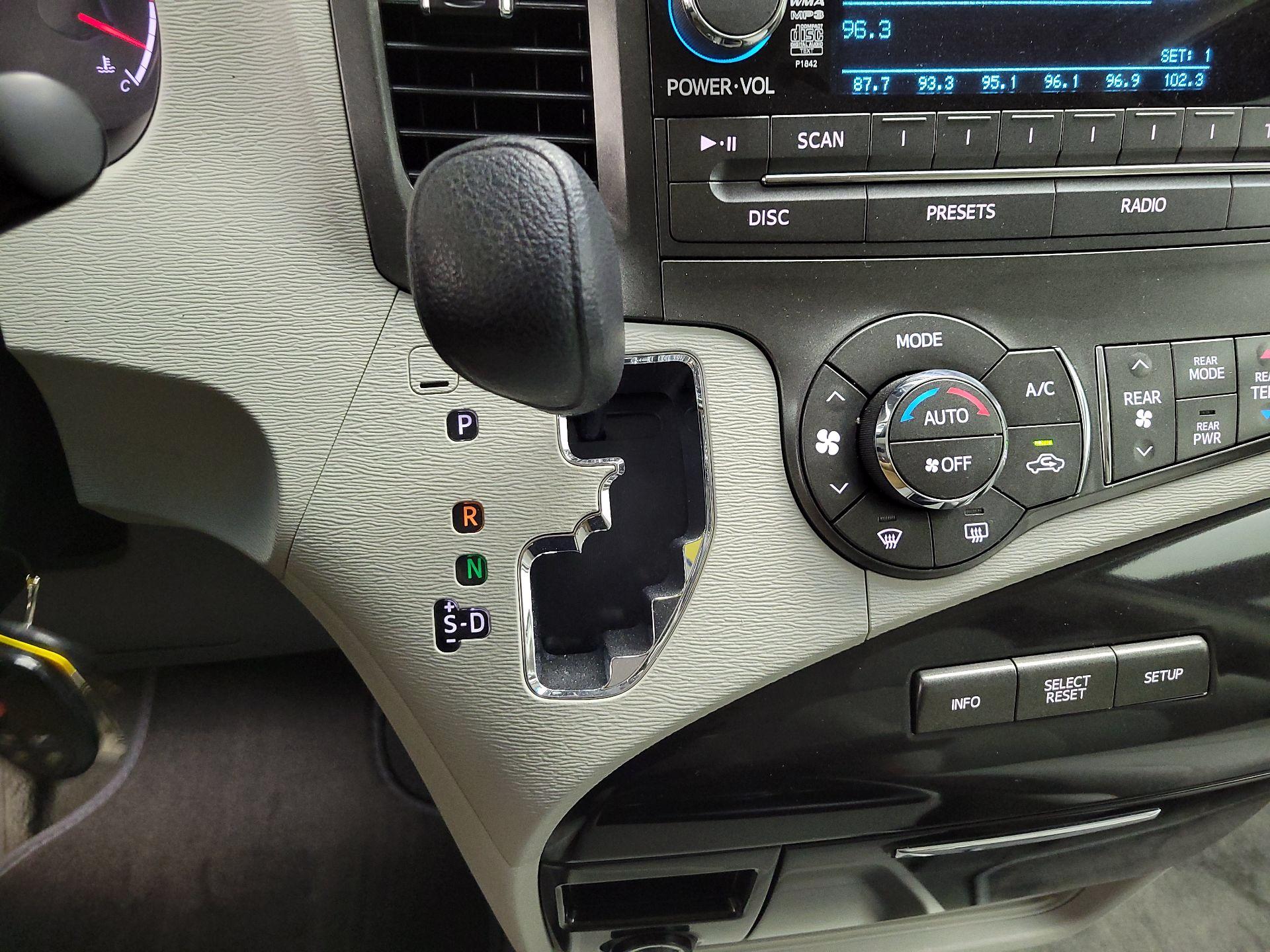 Thumbnail: 2014 Toyota Sienna - 16