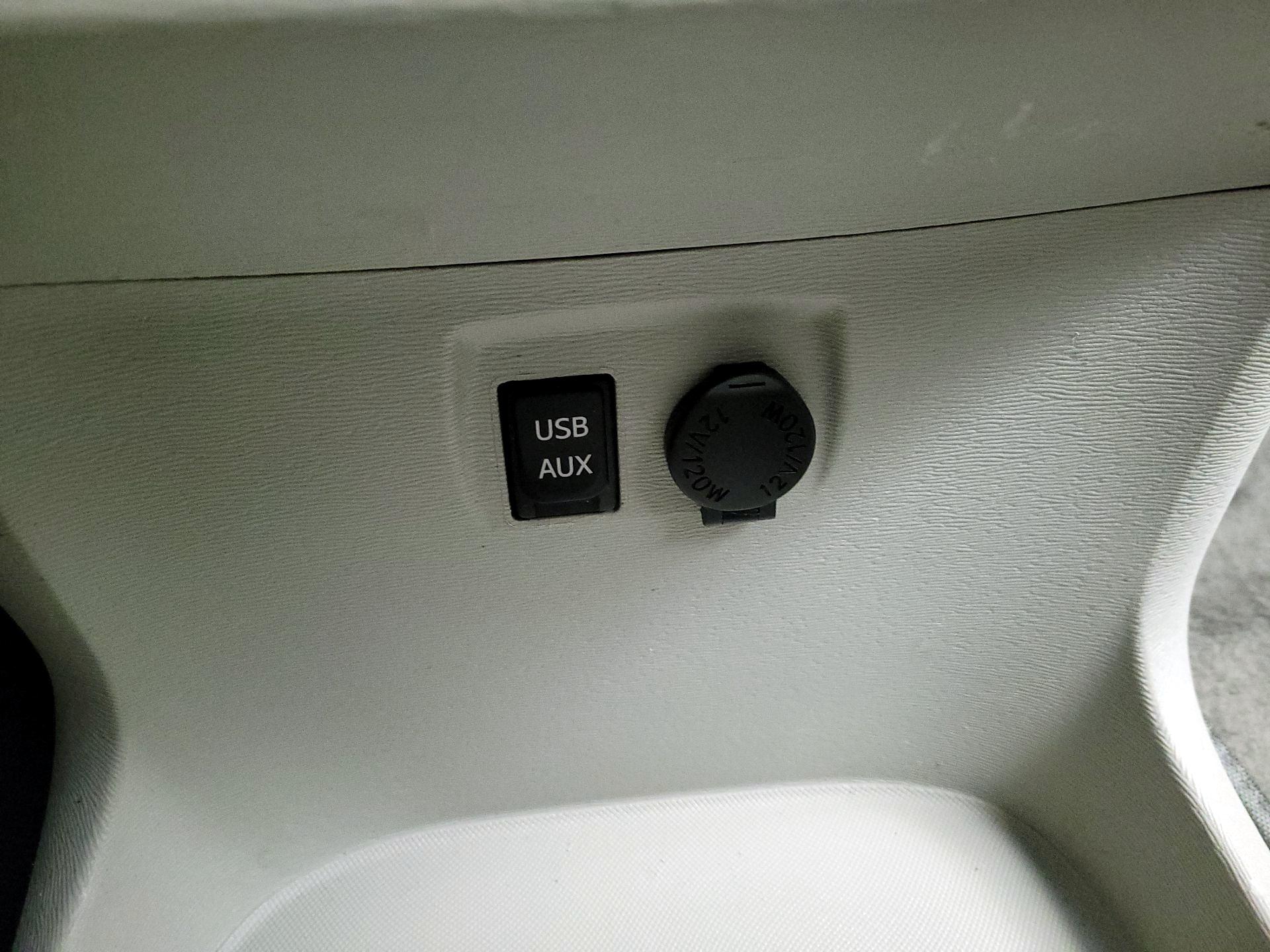 Thumbnail: 2014 Toyota Sienna - 17