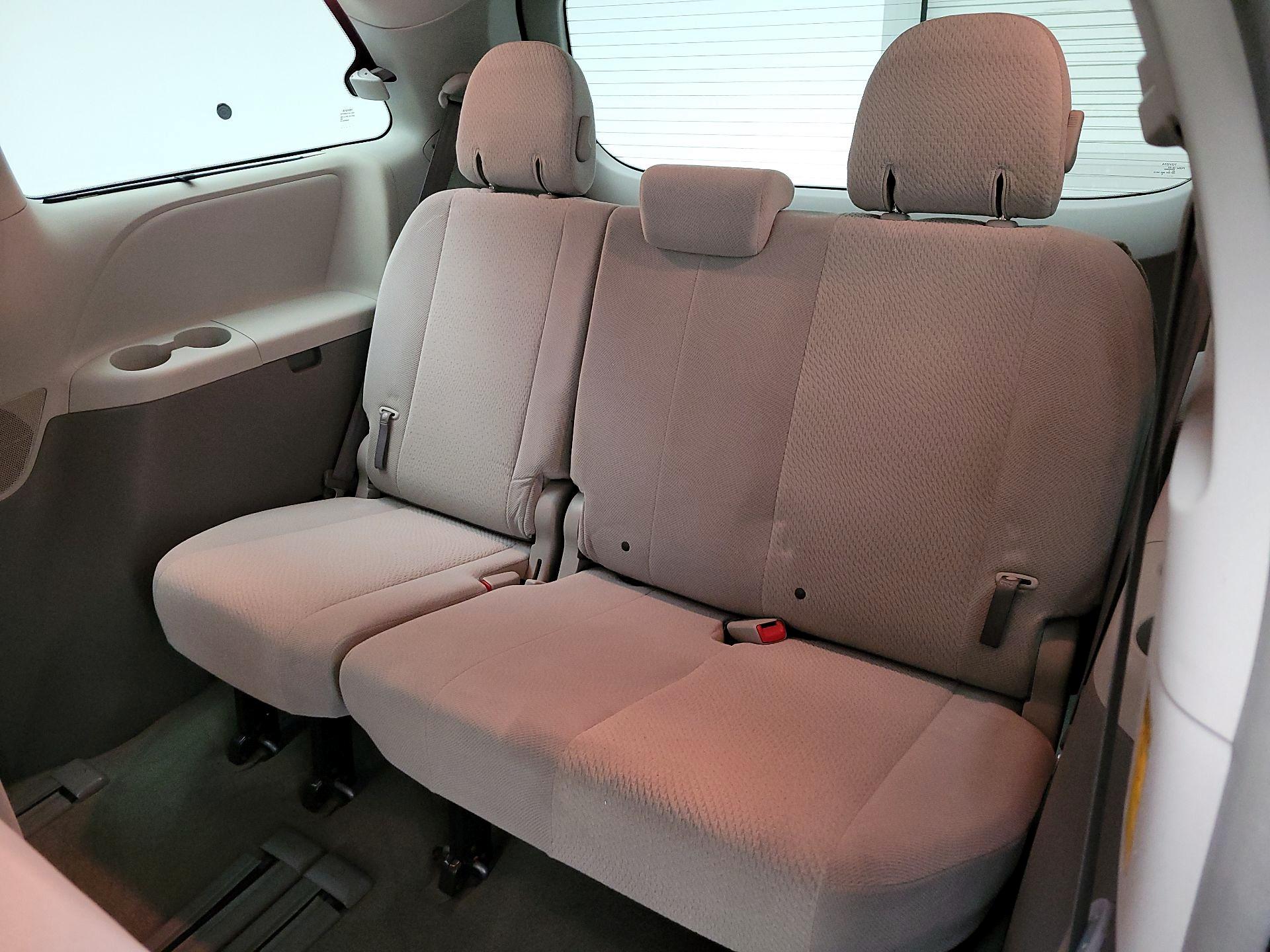 Thumbnail: 2014 Toyota Sienna - 19