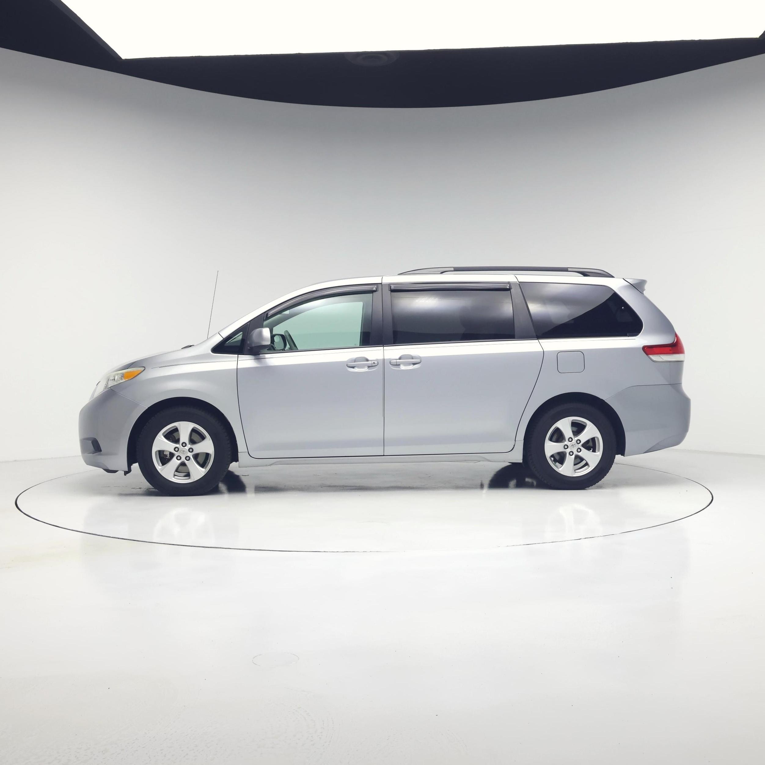 Thumbnail: 2014 Toyota Sienna - 3