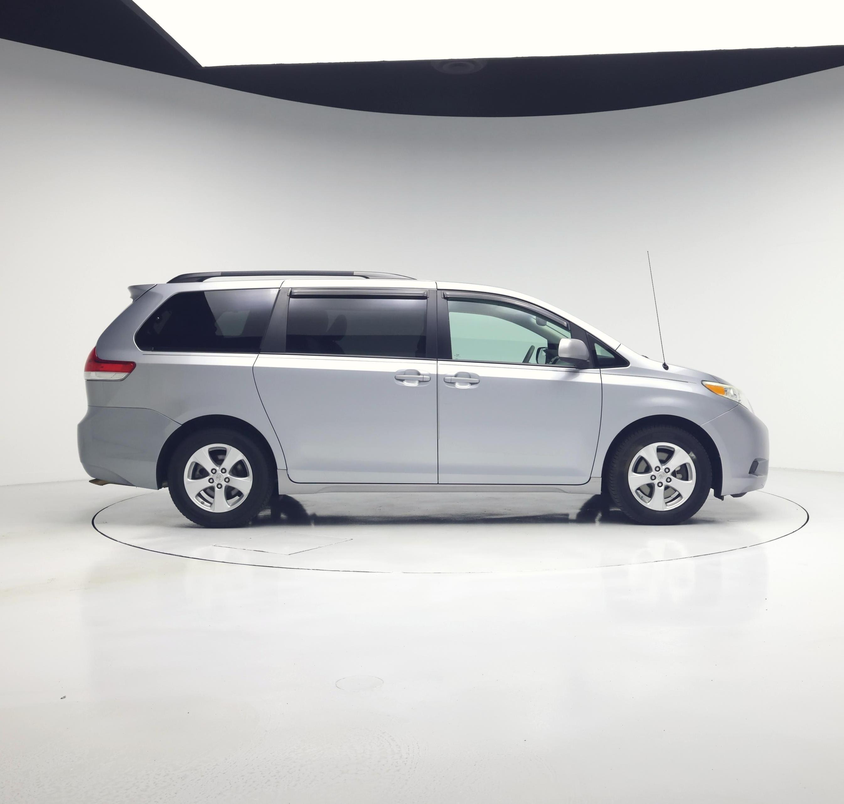 Thumbnail: 2014 Toyota Sienna - 7